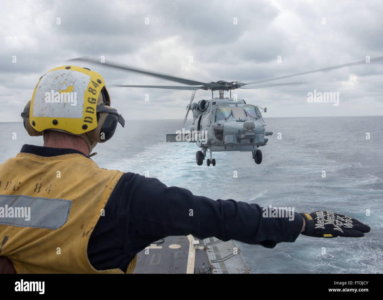 Boatswain's Mate 3rd Class D. Kostenbauder meldet einen MH-60R Sea Hawk Helikopter während des Fluges über der USS Bulkeley (DDG 84) im Mittelmeer. Die USS Bulkeley führt Operationen als Teil der Harry S. Truman Carrier Strike Group im Gebiet der 6. US-Flotte durch und unterstützt die Interessen der USA in Europa und Afrika. Stockfoto