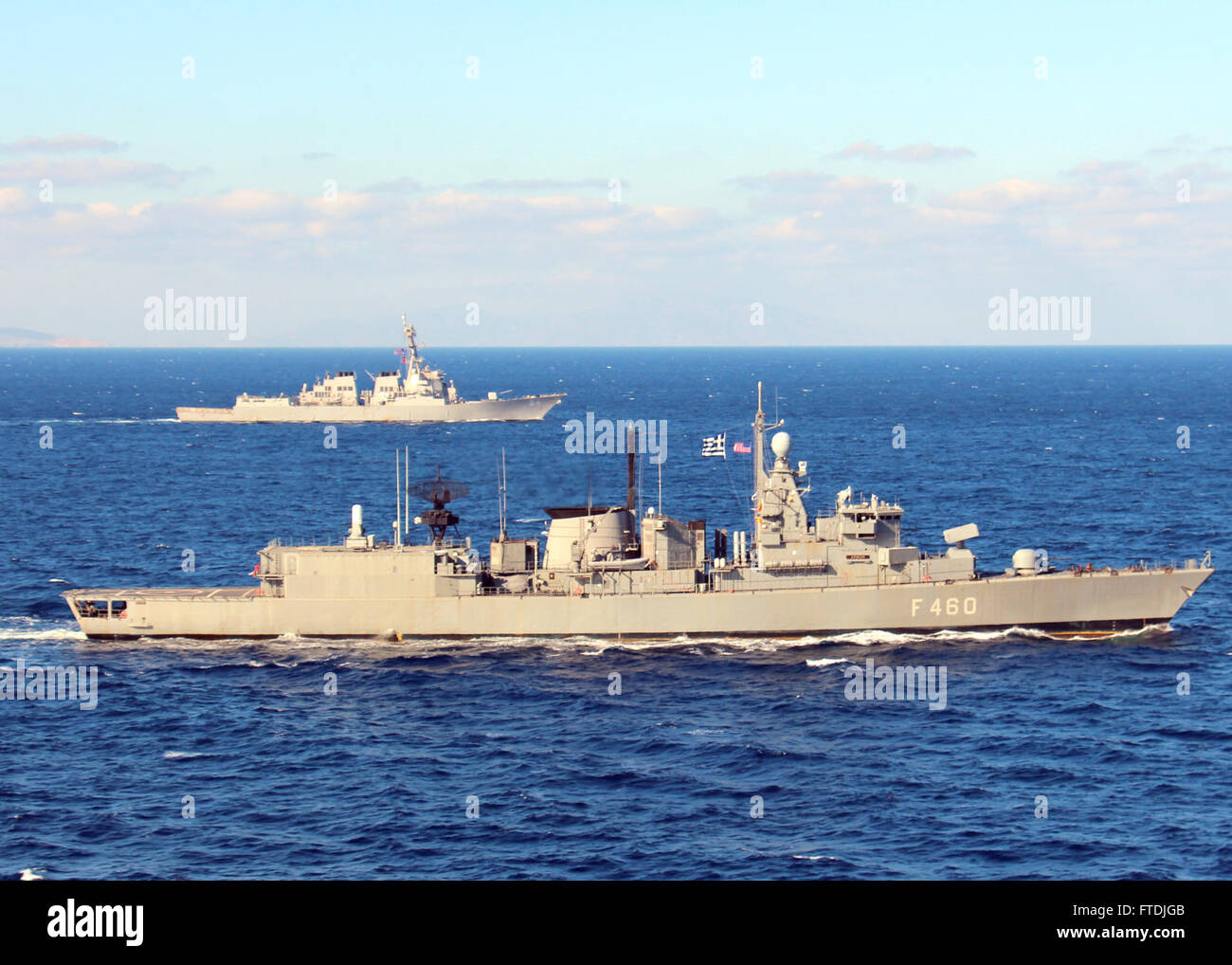 Dieses Bild zeigt die Elli-Klasse-Fregatte HS *Aigaion* und USS *Bulkeley* (DDG 84), die eine Marineübung in der Ägäis durchführen. Die Operation, an der sowohl US-amerikanische als auch griechische Marinestreitkräfte beteiligt sind, ist Teil der Bemühungen, die militärische Zusammenarbeit und die Sicherheitsinteressen in Europa und Afrika zu stärken. Stockfoto