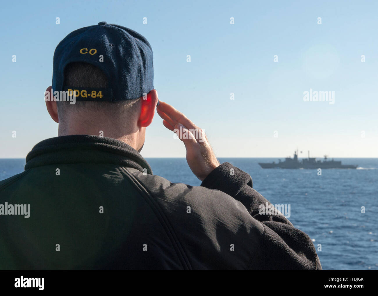 151206-N-AO823-112-Ägäis (6. Dezember 2015)--CMdR Hank Allen, Kommandierender Offizier der geführte Flugkörper Zerstörer USS Bulkeley (DDG-84), Renditen Ehrungen, die Elli-Klasse Fregatte HS Aigaion (F 460) während einer Übung auf See mit der griechischen Marine. Bulkeley, Bestandteil der Harry S. Truman Carrier Strike Group, führt Marinebetriebe in den USA 6. Flotte Bereich der Maßnahmen zur Erhöhung der Sicherheit der Vereinigten Staaten in Europa und Afrika interessiert. (Foto: U.S. Navy Mass Communication Specialist 2. Klasse m.j. Lieberknecht/freigegeben) Stockfoto