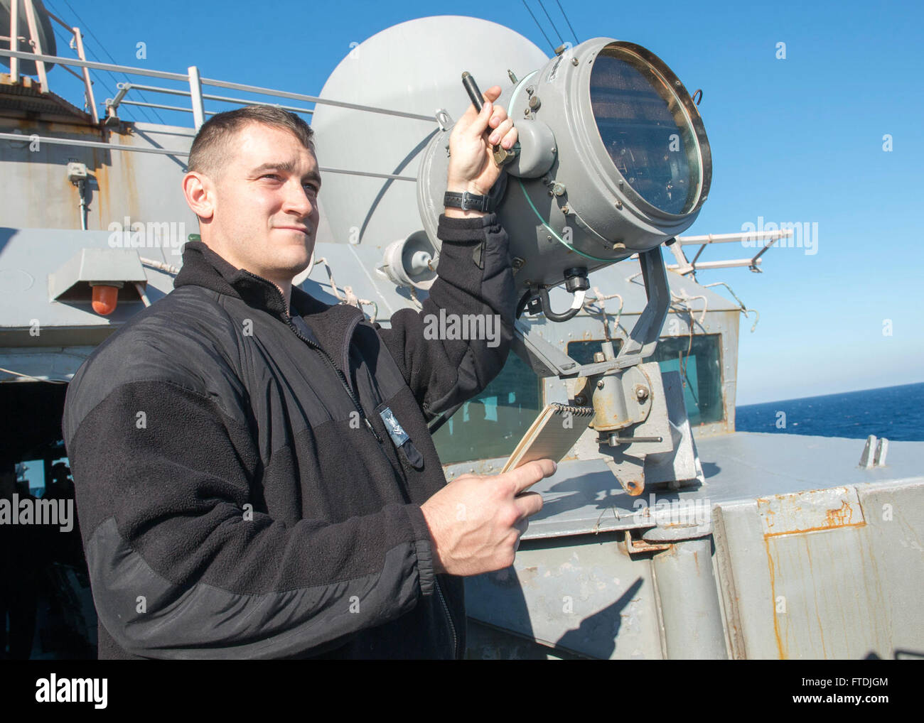 Dieses Bild zeigt Quartermaster 2. Klasse C. Eley, der den Morsecode der USS Bulkeley (DDG 84) während einer Marineübung mit der Hellenischen Marine in der Ägäis signalisiert. Die USS Bulkeley ist Teil der Harry S. Truman Carrier Strike Group, die Operationen zur Unterstützung der US-Sicherheitsinteressen in Europa und Afrika durchführt. Stockfoto