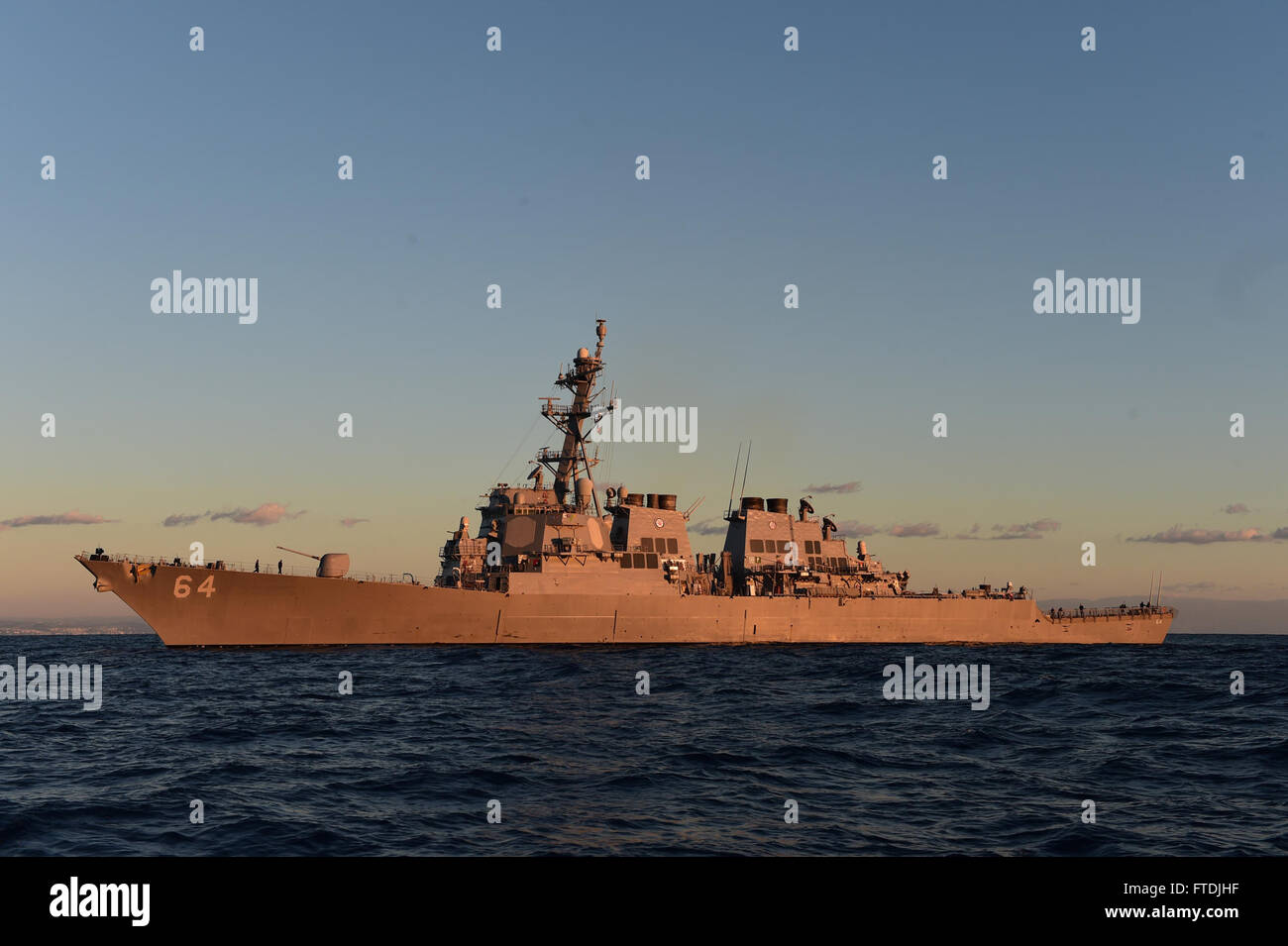 151206-N-FP878-121 Mittelmeer (6. Dezember 2015). USS Carney (DDG-64) wartet auf die Rückkehr der kleinen Boot Besatzung während ein Passagier Transfer 6. Dezember 2015.  Carney, ein Zerstörer der Arleigh-Burke-Klasse-Lenkflugkörper vorwärts bereitgestellt, Rota, Spanien, ist die Durchführung einer Routine-Patrouille in den US 6. Flotte Bereich der Maßnahmen zur Erhöhung der Sicherheit der Vereinigten Staaten in Europa interessiert.  (Foto: U.S. Navy Mass Communication Specialist 1. Klasse Theron J. Godbold/freigegeben) Stockfoto