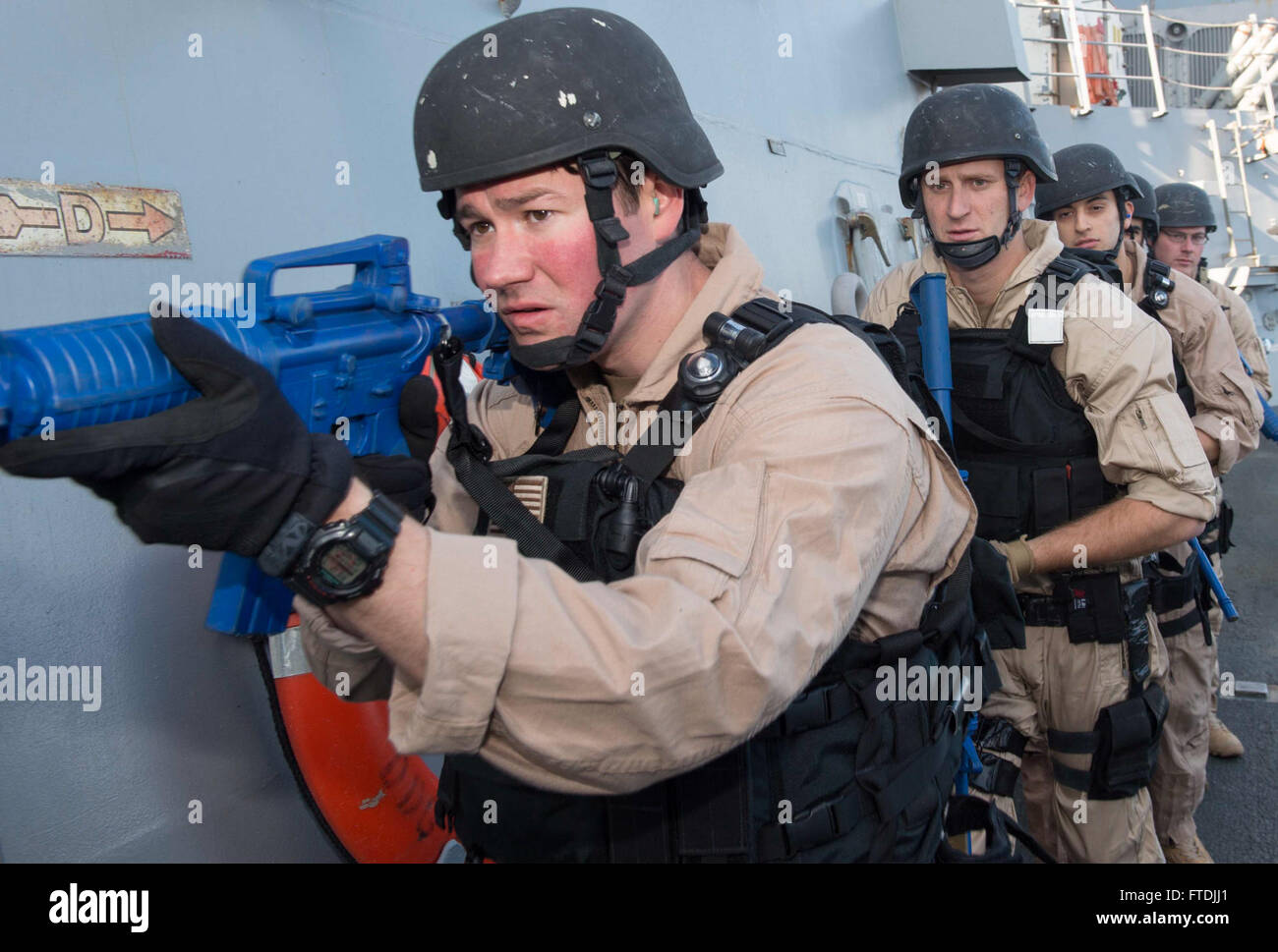 Seeleute an Bord der USS Bulkeley (DDG 84) führen einen Besuch, ein Board, eine Durchsuchung und eine Beschlagnahme in der Ägäis durch. Diese Schulung ist Teil von Marineoperationen, die die nationale Sicherheit der USA in Europa und Afrika unterstützen. Stockfoto