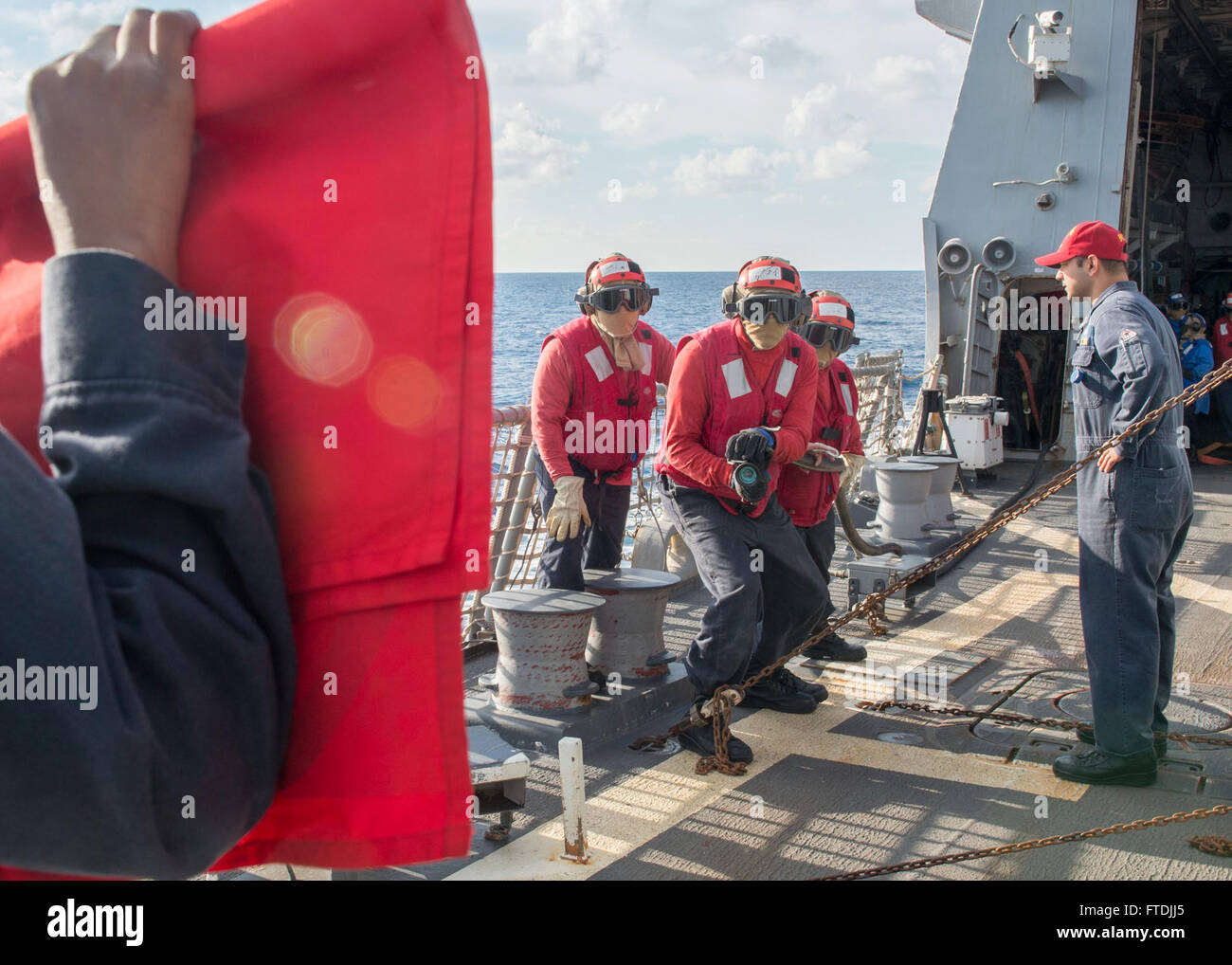 Am 7. Dezember 2015 nahmen Seeleute an Bord der USS Bulkeley (DDG 84), einem Raketenzerstörer, an einer Feuerwehrübung auf dem Flugdeck Teil. Die Übung war Teil von Marineoperationen der 6. US-Flotte in der Ägäis, um die Sicherheit und Stabilität in Europa und Afrika zu unterstützen. Stockfoto