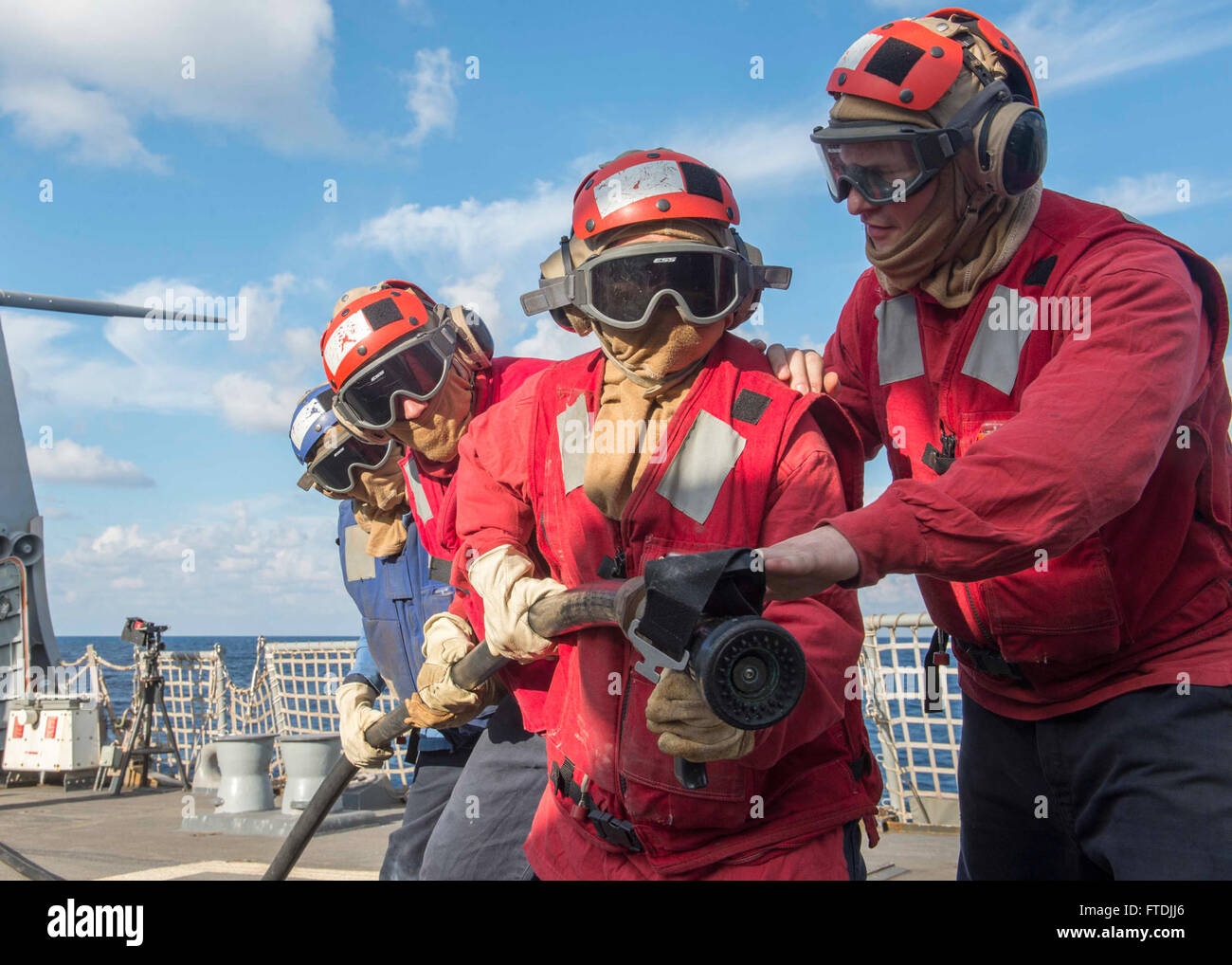 Seeleute an Bord der USS Bulkeley (DDG 84) simulieren Feuerwehrübungen auf dem Flugdeck während einer Trainingsübung. Der Raketenzerstörer ist Teil der Harry S. Truman Carrier Strike Group, die Operationen in der 6. US-Flotte in der Ägäis zur Unterstützung der nationalen Sicherheitsinteressen der USA durchführt. Stockfoto