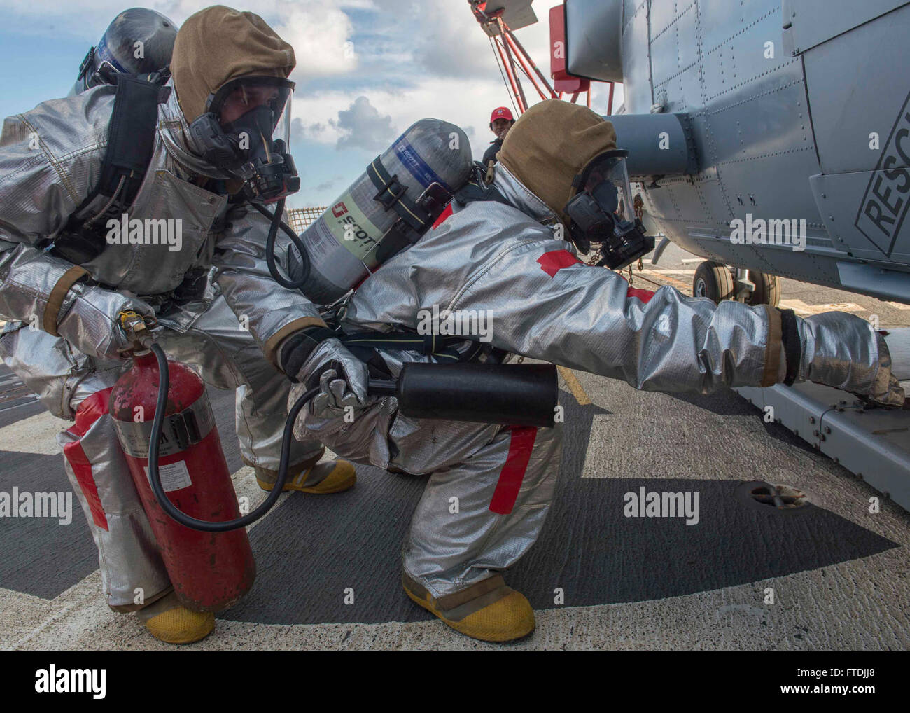 Am 7. Dezember 2015 führten die Seeleute an Bord der USS Bulkeley (DDG 84) eine Feuerüberholungsübung während einer Trainingsübung auf dem Flugdeck durch. Die USS Bulkeley war Teil der Harry S. Truman Carrier Strike Group, die Operationen in der Ägäis durchführte. Stockfoto