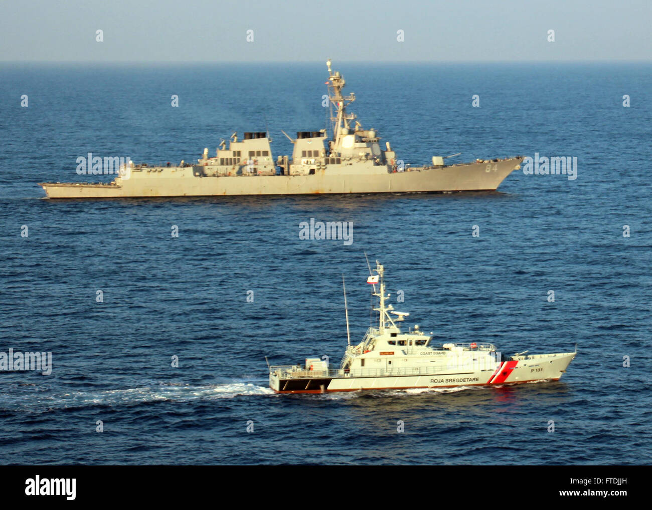 Das Bild zeigt die USS Bulkeley (DDG 84), einen Raketenzerstörer, zusammen mit dem Patrouillenschiff der albanischen Marine Iliria (P 151) im Mittelmeer. Die Schiffe sind an einer Marineübung mit der Hellenic Navy im Rahmen von Operationen der 6. US-Flotte beteiligt, die nationale Sicherheitsinteressen in Europa und Afrika unterstützen. Die Operation legt den Schwerpunkt auf die Zusammenarbeit der Marine und die regionale Sicherheit. Stockfoto