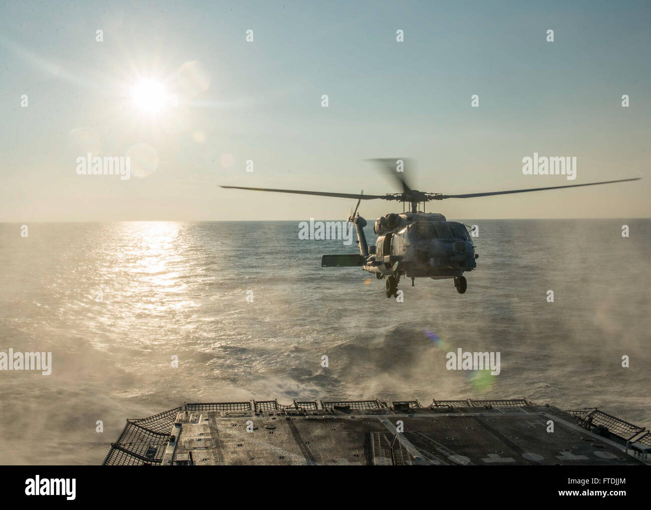 Am 8. Dezember 2015 landet ein MH-60R Sea Hawk Helikopter auf der USS Bulkeley (DDG 84) während Marineoperationen im Mittelmeer. Das Schiff ist Teil der Harry S. Truman Carrier Strike Group der US Navy und unterstützt die nationalen Sicherheitsinteressen der USA in Europa und Afrika. Stockfoto