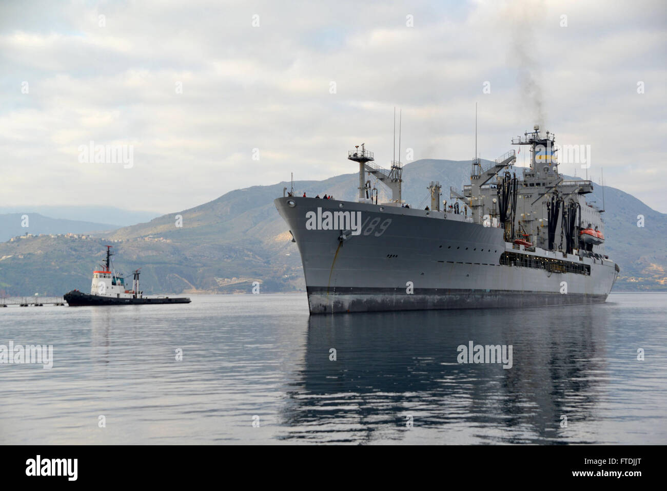 151208-N-JE719-051 SOUDA-Bucht, Griechenland (8. Dezember 2015) The Military Sealift Command Flotte Nachschub Öler USNS John Lenthall (T-AO-189) kommt in Souda Bay für einen geplanten Hafen-Besuch 8. Dezember 2015. Lenthall, ein Henry J. Kaiser-Klasse Flotte Nachschub Öler, ist in der Lage, bis zu bieten, dass 31.200 Tonnen Fracht für Marine Ressourcen während Operationen Nachschub. (Foto: U.S. Navy Mass Communication Specialist 2. Klasse Jeffrey M. Richardson/freigegeben) Stockfoto