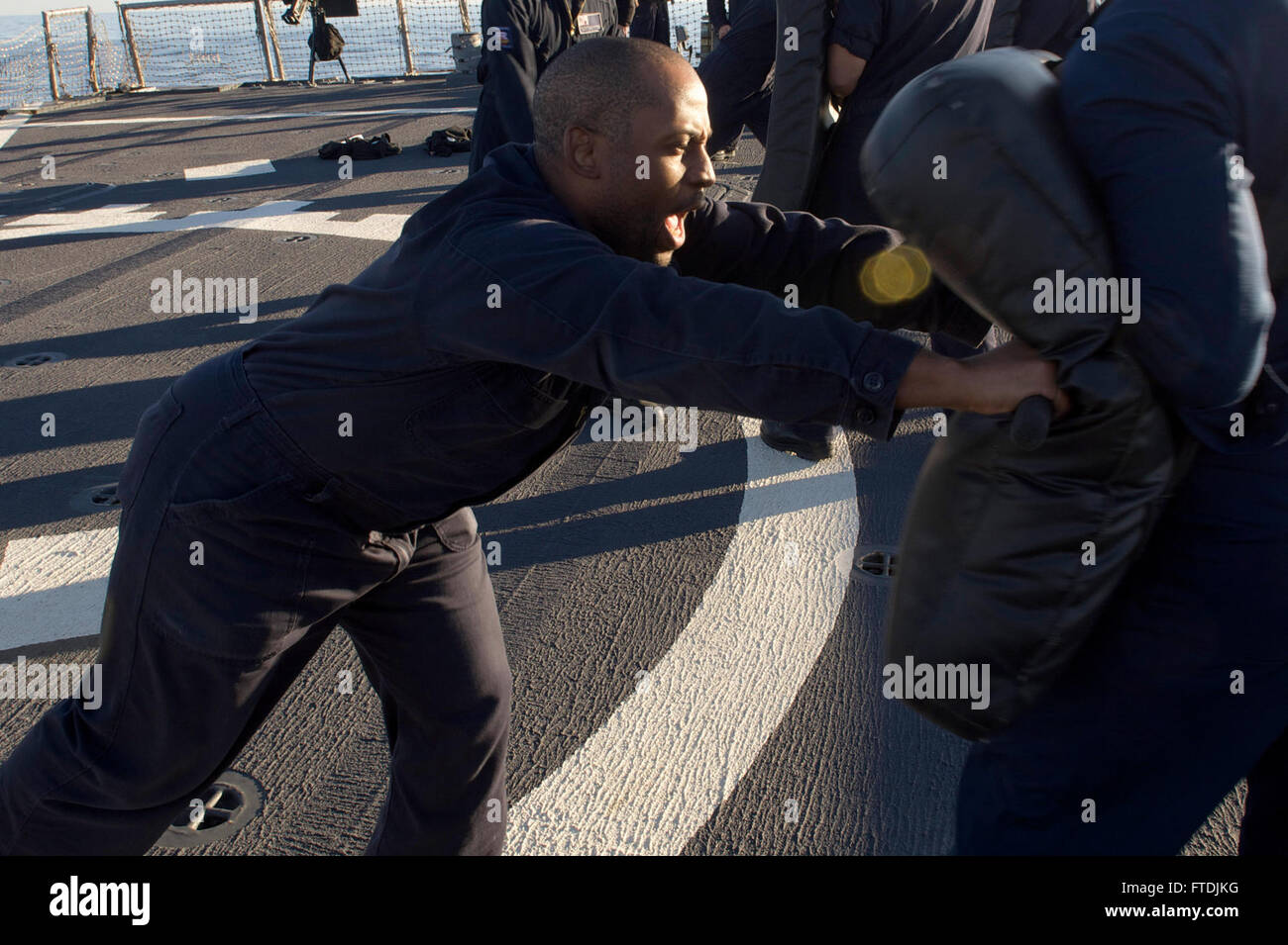 151208-N-FP878-443 Mittelmeer (8. Dezember 2015) Chief Cryptologic Techniker (technische) Clayton Braswell, aus Covington, Georgia, Praktiken Streiks mit einem Schlagstock während Sicherheit Kraft Sentry Ausbildung an Bord USS Carney (DDG-64) 8. Dezember 2015. Carney, ein Zerstörer der Arleigh-Burke-Klasse-Lenkflugkörper vorwärts bereitgestellt, Rota, Spanien, ist die Durchführung einer Routine-Patrouille in den US 6. Flotte Bereich der Maßnahmen zur Erhöhung der Sicherheit der Vereinigten Staaten in Europa interessiert. (Foto: U.S. Navy Mass Communication Specialist 1. Klasse Theron J. Godbold/freigegeben) Stockfoto