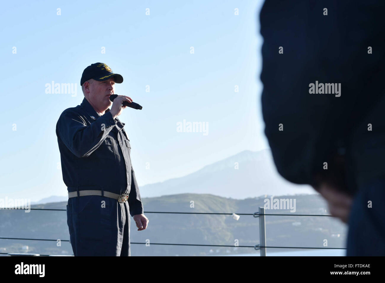 160112-N-XT273-204 SOUDA-Bucht, Griechenland (12. Januar 2016) CMdR Russell Caldwell, Kommandant der USS Ross (DDG-71), spricht bei einem All-Hands-Anruf in der Bucht von Souda, Griechenland 12. Januar 2016. Ross, ein Zerstörer der Arleigh-Burke-Klasse geführte Flugkörper, vorwärts bereitgestellt, Rota, Spanien, ist die Durchführung einer Routine-Patrouille in den USA 6. Flotte Bereich der Maßnahmen zur Erhöhung der Sicherheit der Vereinigten Staaten in Europa interessiert. (Foto: U.S. Navy Mass Communication Specialist 2. Klasse Justin Stumberg/freigegeben) Stockfoto