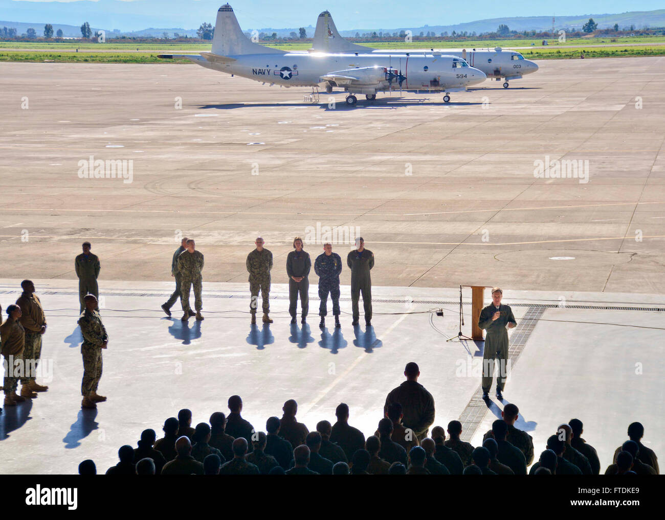 160121-N-MV308-017 NAVAL AIR STATION SIGONELLA, Sizilien (21. Januar 2016) Admiral Mark Ferguson, Commander, US Naval Forces Europe-Africa, spricht bei einem Patrol Squadron neun All-Hands Aufruf bei einem geplanten Besuch in NAS Sigonella, 21. Januar 2016. US Naval Forces Europe-Africa, mit Sitz in Neapel, Italien, überwacht gemeinsame und Marine, oft im Konzert mit Alliierten, gemeinsame und ressortübergreifende Partnern, um nationale Interessen der USA, Sicherheit und Stabilität in Europa und Afrika zu fördern. (Foto: U.S. Navy Mass Communication Specialist 3. Klasse Amber Porter/freigegeben) Stockfoto