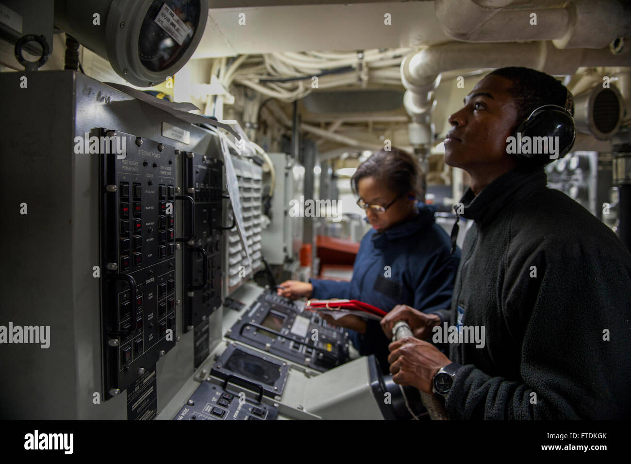 160123-N-FP878-115 Mittelmeer (23. Januar 2016) Boatswain Mate 3. Klasse Luis Dicent aus Springfield, New Jersey, steuert das Schiff von achtern Lenkung bei einem Drill an Bord USS Carney (DDG-64) 23. Januar 2016 Lenkung. Carney, ein Zerstörer der Arleigh-Burke-Klasse geführte Flugkörper, vorwärts bereitgestellt, Rota, Spanien, ist die Durchführung einer Routine-Patrouille in den US 6. Flotte Bereich der Maßnahmen zur Erhöhung der Sicherheit der Vereinigten Staaten in Europa interessiert. (Foto: U.S. Navy Mass Communication Specialist 1. Klasse Theron J. Godbold/freigegeben) Stockfoto