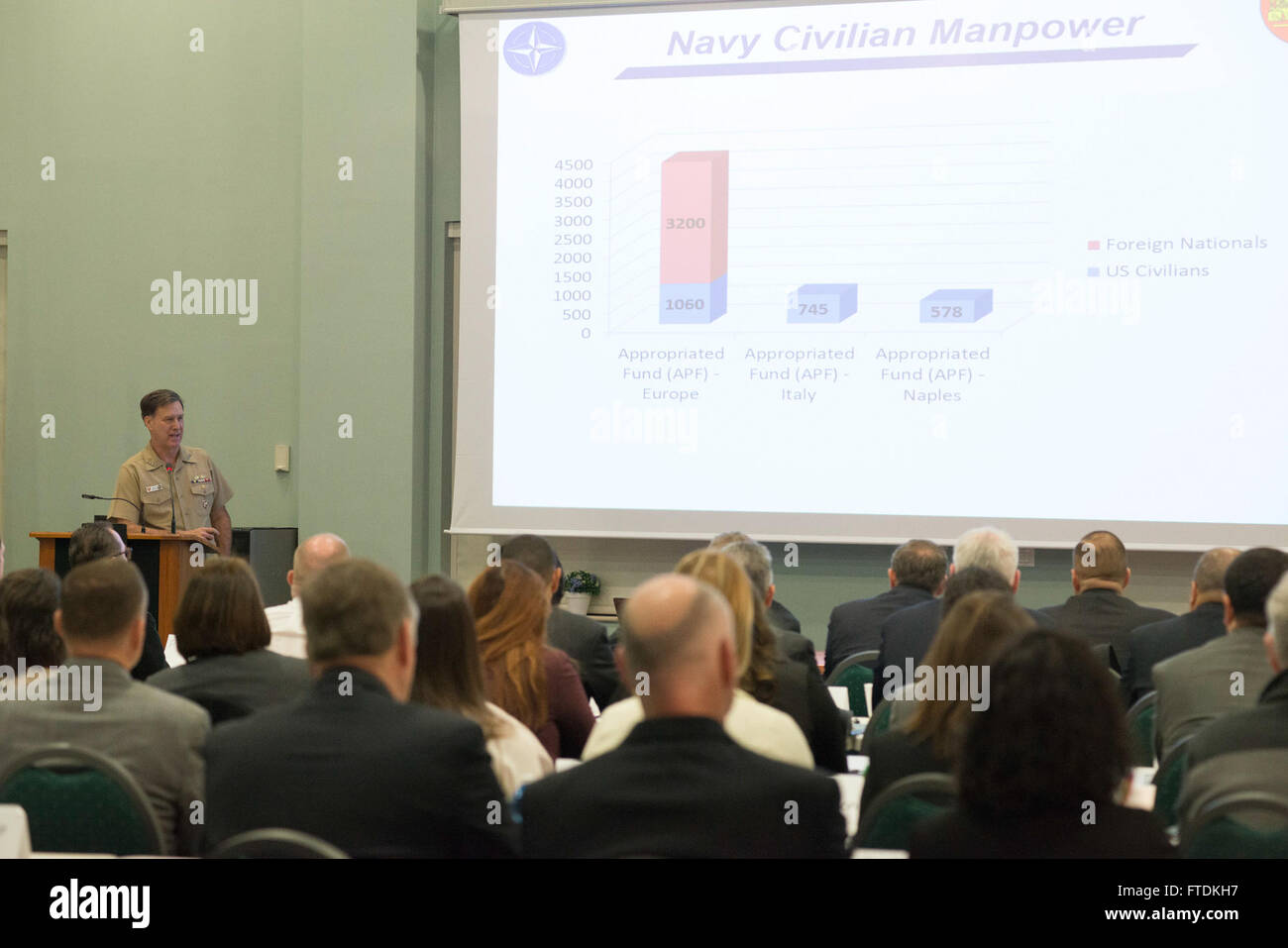 160125-N-OX801-015 NAVAL SUPPORT Aktivität Neapel, Italien (25. Januar 2016) Commander, U.S. Naval Forces Europe-Africa Admiral Mark Ferguson bietet einleitenden Bemerkungen in der Abteilung der Marine-Führung &amp; Karriere Weiterbildung am Naval Support Aktivität Neapel, Italien, 25. Januar 2016. Die Weiterbildung bietet Teilnehmern Möglichkeiten, erweitern die Fähigkeiten von Führungskräften und Führung Herausforderungen und effektive Buildsysteme zu ermöglichen. Die Abteilung der Marine zivile Führungskräfte sind Weltklasse-Unternehmen Führungskräfte und technische Führung-Spezialisten, die über t arbeiten Stockfoto