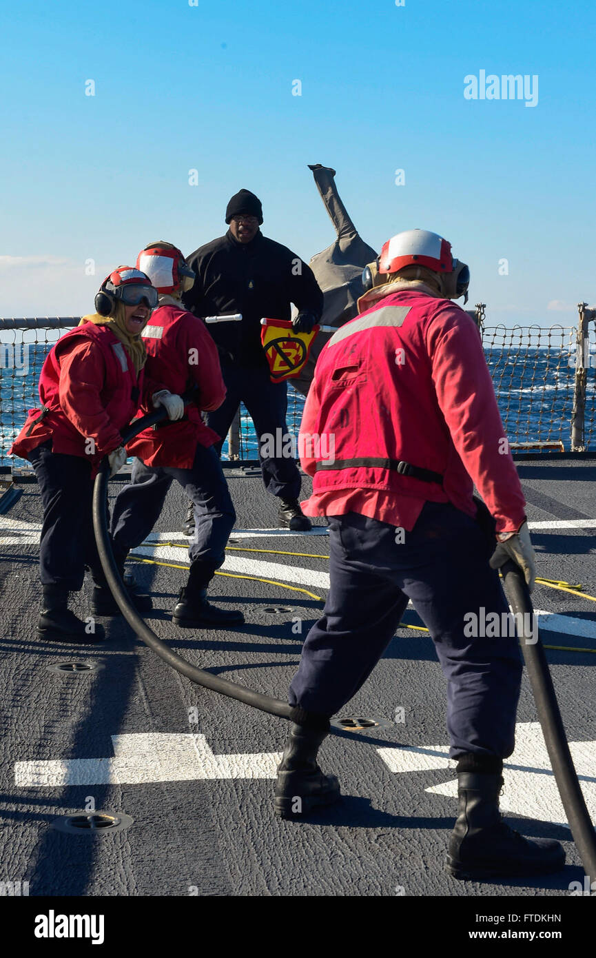 160125-N-FP878-193 Mittelmeer (25. Januar 2016) Schaden Controlman 2. Klasse Jacqueline Hardy, aus Fayetteville, North Carolina Pässe Informationen während einer Brandbekämpfung Drill auf dem Flugdeck an Bord USS Carney (DDG-64) 25. Januar 2016. Carney, ein Zerstörer der Arleigh-Burke-Klasse geführte Flugkörper, vorwärts bereitgestellt, Rota, Spanien, ist die Durchführung einer Routine-Patrouille in den US 6. Flotte Bereich der Maßnahmen zur Erhöhung der Sicherheit der Vereinigten Staaten in Europa interessiert. (Foto: U.S. Navy Mass Communication Specialist 1. Klasse Theron J. Godbold/freigegeben) Stockfoto