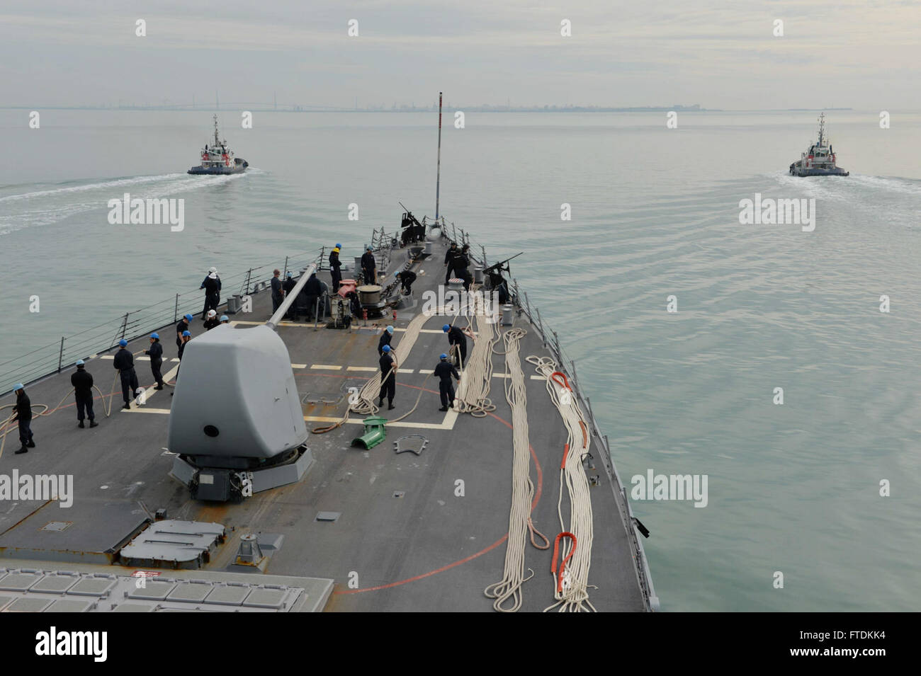 160128-N-XT273-307 ROTA, Spanien (28. Januar 2016) Matrosen an Bord USS Ross (DDG 71) Verhalten Meer und Anker Detail beim Herausziehen des Rota, Spanien 28. Januar 2016. Ross, ein Zerstörer der Arleigh-Burke-Klasse geführte Flugkörper, vorwärts bereitgestellt, Rota, Spanien, ist die Durchführung einer Routine-Patrouille in den USA 6. Flotte Bereich der Maßnahmen zur Erhöhung der Sicherheit der Vereinigten Staaten in Europa interessiert. (Foto: U.S. Navy Mass Communication Specialist 2. Klasse Justin Stumberg/freigegeben) Stockfoto