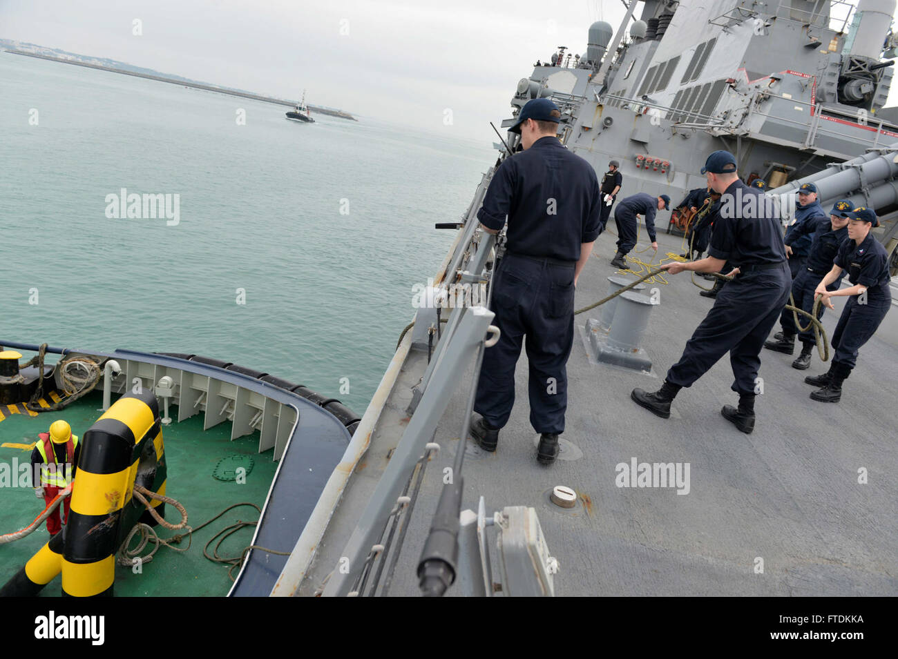 160128-N-XT273-151 ROTA, Spanien (28. Januar 2016) Matrosen an Bord USS Ross (DDG 71) Verhalten Meer und Anker Detail beim Herausziehen des Rota, Spanien 28. Januar 2016. Ross, ein Zerstörer der Arleigh-Burke-Klasse geführte Flugkörper, vorwärts bereitgestellt, Rota, Spanien, ist die Durchführung einer Routine-Patrouille in den USA 6. Flotte Bereich der Maßnahmen zur Erhöhung der Sicherheit der Vereinigten Staaten in Europa interessiert. (Foto: U.S. Navy Mass Communication Specialist 2. Klasse Justin Stumberg/freigegeben) Stockfoto