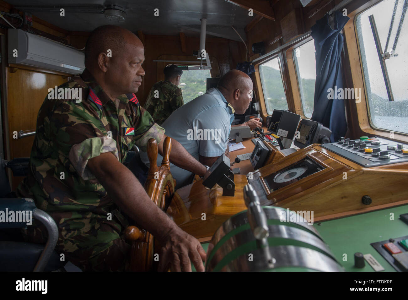 160202-N-TC720-032 PORT VICTORIA, Seychellen (Feb.2, 2016)-Seestreitkräfte von den Seychellen, Pilot ein Seychellois Patrouille Boot während der am Meer Phase der Übung Cutlass Express 2016 Feb 2. Entermesser Express ist eine US Africa Command-geförderten multinationalen maritimen Übung zur Erhöhung der Sicherheit im Seeverkehr und Sicherheit in den Gewässern vor Ostafrika, westlichen Indischen Ozean und im Golf von Aden. (Foto: U.S. Navy Mass Communication Specialist 2. Klasse Matte Murch/freigegeben) Stockfoto