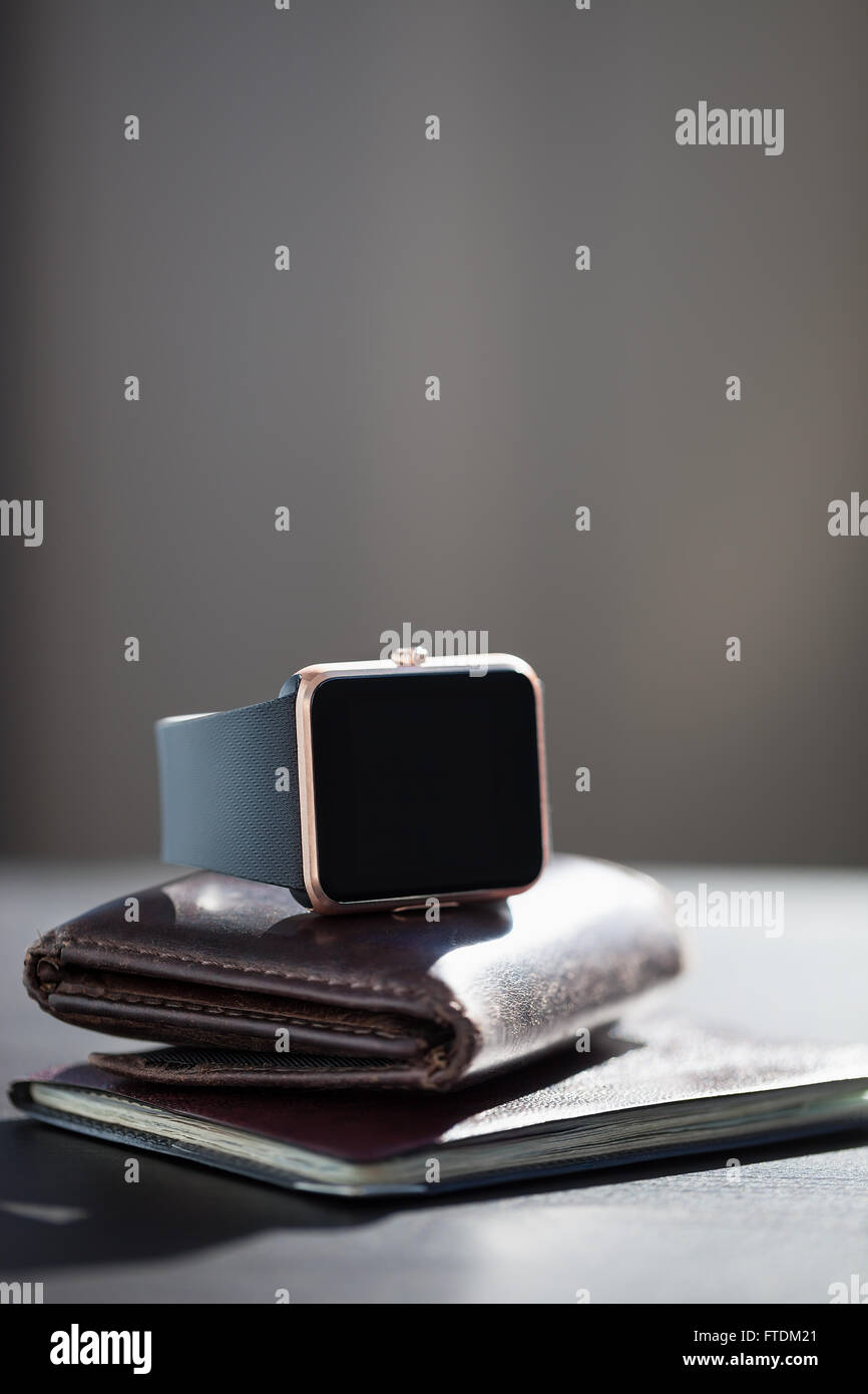 Smart Uhr, Reisepass, Geldbeutel - Dinge, die du mit Ihnen jeden Tag tragen könnte Stockfoto