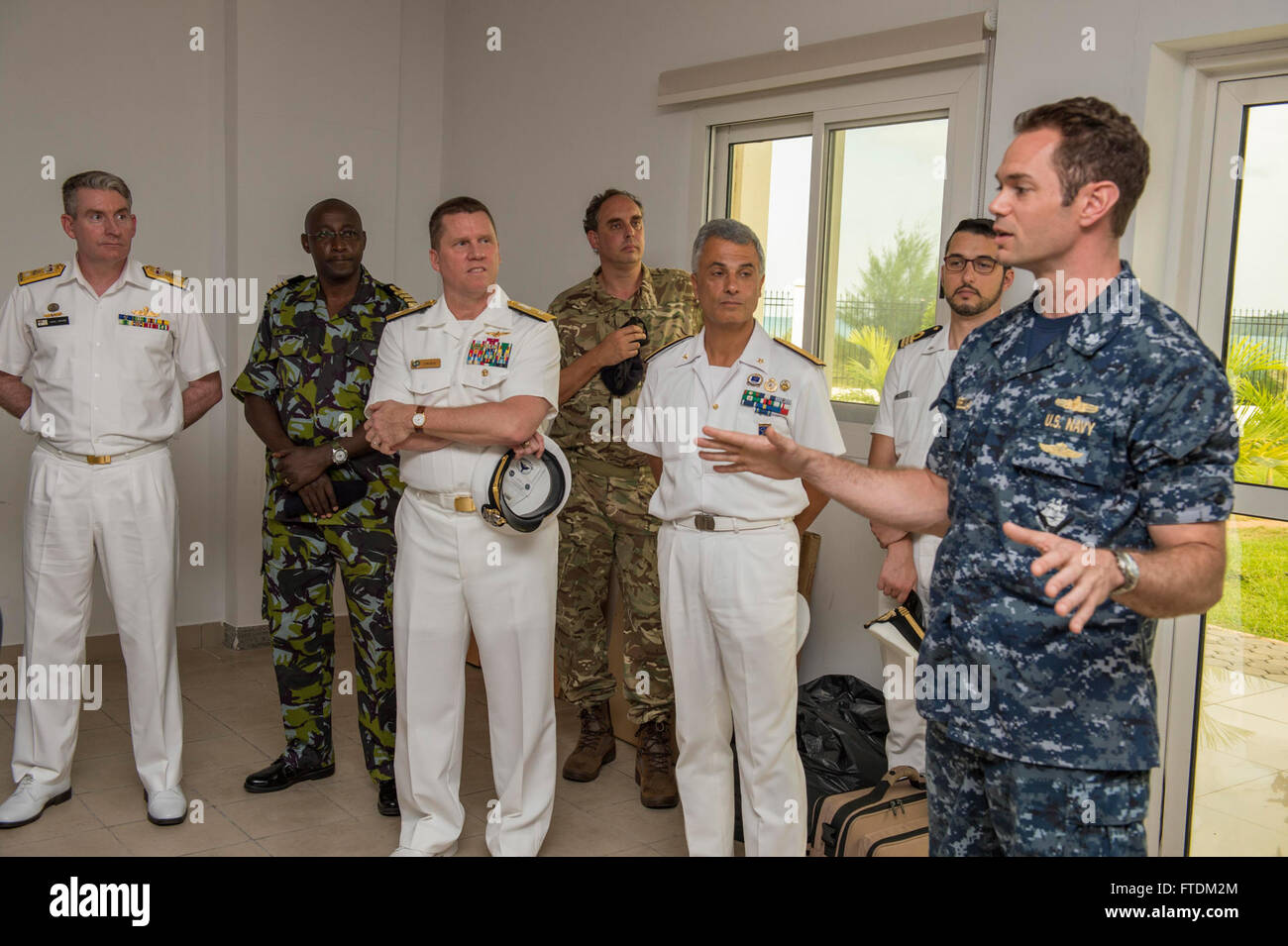 160204-N-TC720-200 PORT VICTORIA, Seychellen (Feb.4, 2016)-CDR Chris Donabella von Denver, ganz rechts spricht mit aufstrebenden Besucher während des Trainings Cutlass Express 2016 4 Februar. Entermesser Express ist eine US Africa Command-geförderten multinationalen maritimen Übung zur Erhöhung der Sicherheit im Seeverkehr und Sicherheit in den Gewässern vor Ostafrika, westlichen Indischen Ozean und im Golf von Aden. (Foto: U.S. Navy Mass Communication Specialist 2. Klasse Matte Murch/freigegeben) Stockfoto