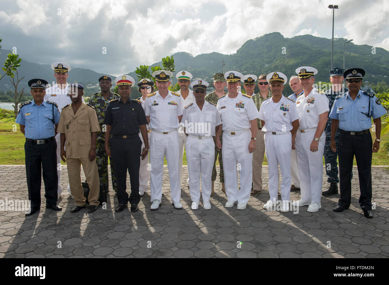 160204-N-TC720-218 PORT VICTORIA, Seychellen (Feb.4, 2016)-Distinguished Besucher aus verschiedenen Partnerstaaten posieren für ein Gruppenfoto während der Übung Cutlass Express 2016 4 Februar. Entermesser Express ist eine US Africa Command-geförderten multinationalen maritimen Übung zur Erhöhung der Sicherheit im Seeverkehr und Sicherheit in den Gewässern vor Ostafrika, westlichen Indischen Ozean und im Golf von Aden. (Foto: U.S. Navy Mass Communication Specialist 2. Klasse Matte Murch/freigegeben) Stockfoto