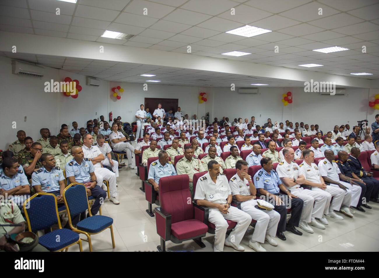 160206-N-TC720-059 PORT VICTORIA, Seychellen (6, 2016) Maritime Kräfte aus mehreren Partnerstaaten besuchen die Abschlussfeier der Übung Cutlass Express 2016 6. Februar. Entermesser Express ist eine US Africa Command-geförderten multinationalen maritimen Übung zur Erhöhung der Sicherheit im Seeverkehr und Sicherheit in den Gewässern vor Ostafrika, westlichen Indischen Ozean und im Golf von Aden. (Foto: U.S. Navy Mass Communication Specialist 2. Klasse Matte Murch/freigegeben) Stockfoto