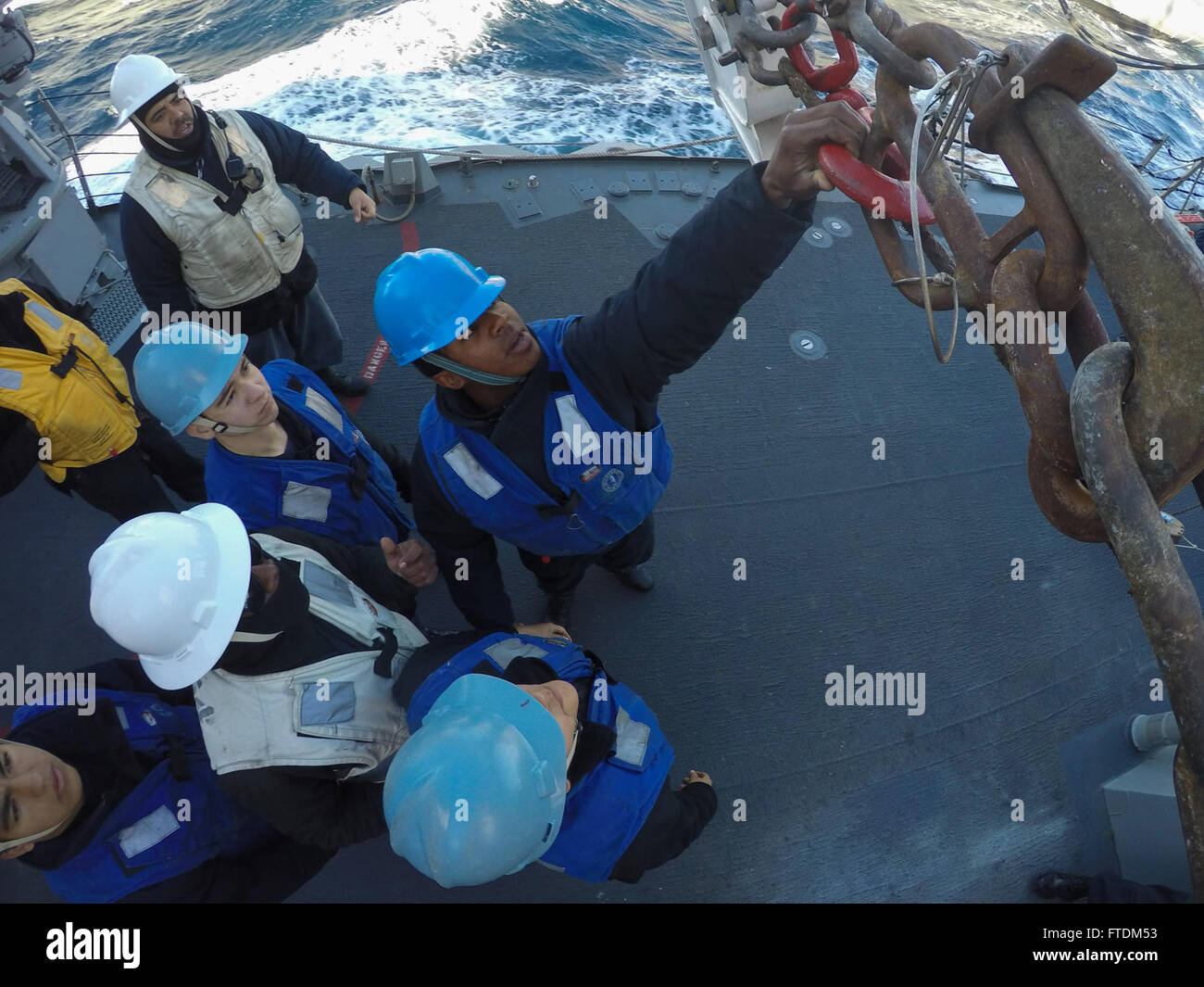 160207-N-FP878-450 Mittelmeer (7. Februar 2016) Boatswain Mate 3. Klasse Luis Dicent von Newark, New Jersey prüft den Surf-Haken beim Nachschub auf hoher See an Bord USS Carney (DDG-64) 7. Februar 2016. Carney, ein Zerstörer der Arleigh-Burke-Klasse geführte Flugkörper, vorwärts bereitgestellt, Rota, Spanien, ist die Durchführung einer Routine-Patrouille in den US 6. Flotte Bereich der Maßnahmen zur Erhöhung der Sicherheit der Vereinigten Staaten in Europa interessiert. (Foto: U.S. Navy Mass Communication Specialist 1. Klasse Theron J. Godbold/freigegeben) Stockfoto