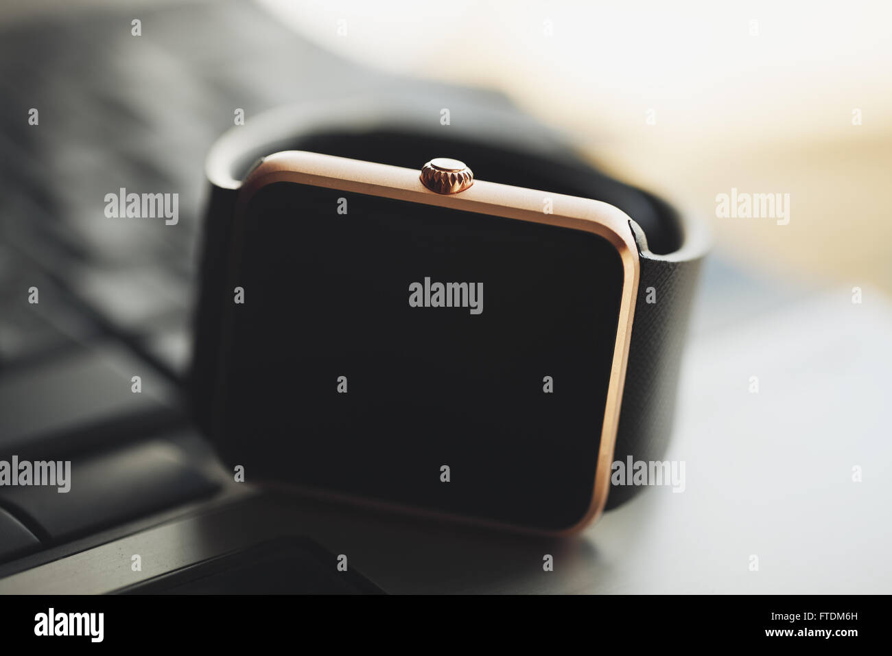 Moderne smart-Watch auf Notebook-Tastatur liegen. Makro-Foto, keine Modelle, Film Farben verblassen Stockfoto