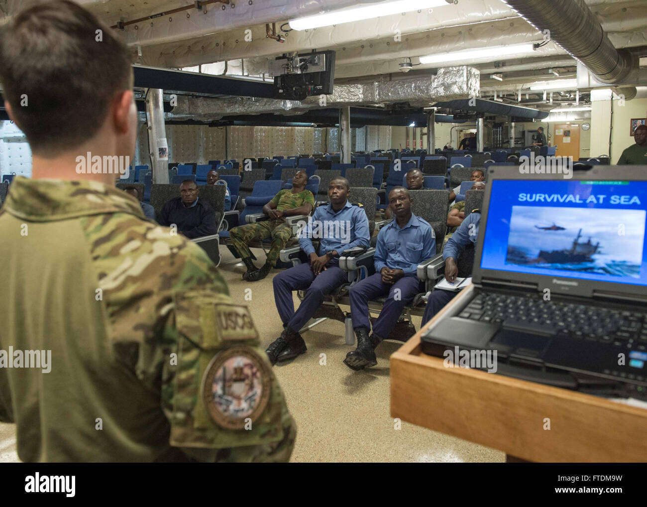 160211-N-QF605-002 Golf von GUINEA (11. Februar 2016) - Bootsmann der 2. Klasse Grady O' Neil, ein Mitglied der US Coast Guard taktische Law Durchsetzung Ablösung Mate, führt Überlebenstraining auf hoher See mit ghanaischen kombiniert Internat Team-Mitglieder an Bord USNS Speerspitze (T-EPF 1) 11. Februar 2016. Das Military Sealift Command expeditionary schnellen Transportschiff USNS Speerspitze auf eine geplante Bereitstellung in die USA ist 6. Flotte Einsatzgebiet zur Unterstützung der internationalen Zusammenarbeit Kapazitäten Programm Afrika Partnerschaft Station. (Foto: U.S. Navy Mass Communication Specialist 1. Klasse Amanda Dunf Stockfoto