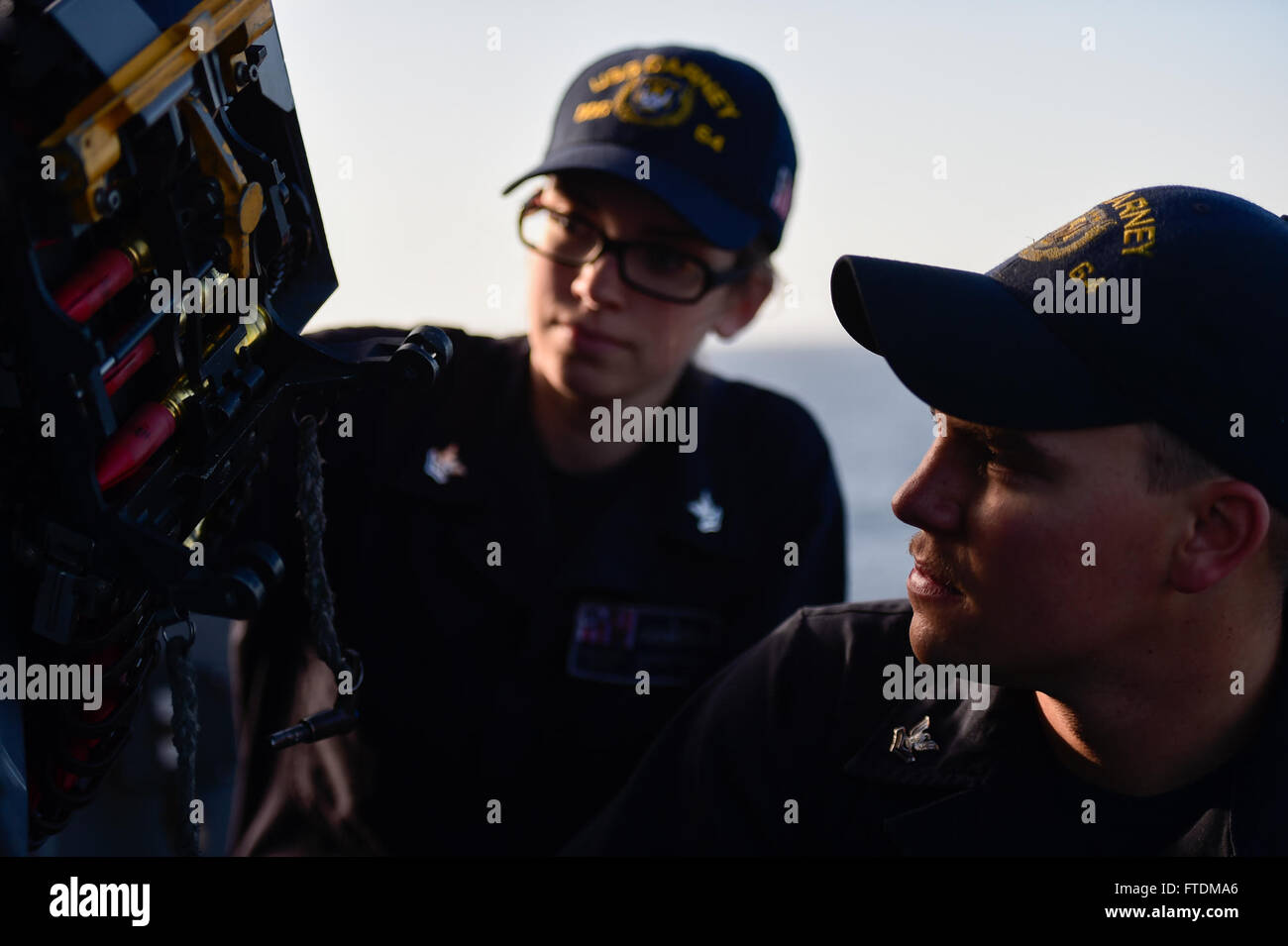 Am 12. Februar 2016 führten Fire Controlman 2nd Class Tyler Luckman und Fire Controlman 2nd Class Stephanie Drake während einer routinemäßigen Patrouille im Mittelmeer Nachkontrollen des Nahwaffensystems an Bord der USS Carney (DDG 64) durch. Stockfoto