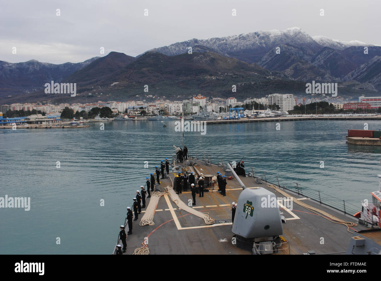 Seeleute an Bord der USS The Sullivans (DDG-68) nehmen an einer See Teil und ankern bei der Ankunft in Bar, Montenegro, am 12. Februar 2016. Die USS The Sullivans ist an Marineoperationen beteiligt, die die nationale Sicherheit der USA in Europa unterstützen. Stockfoto
