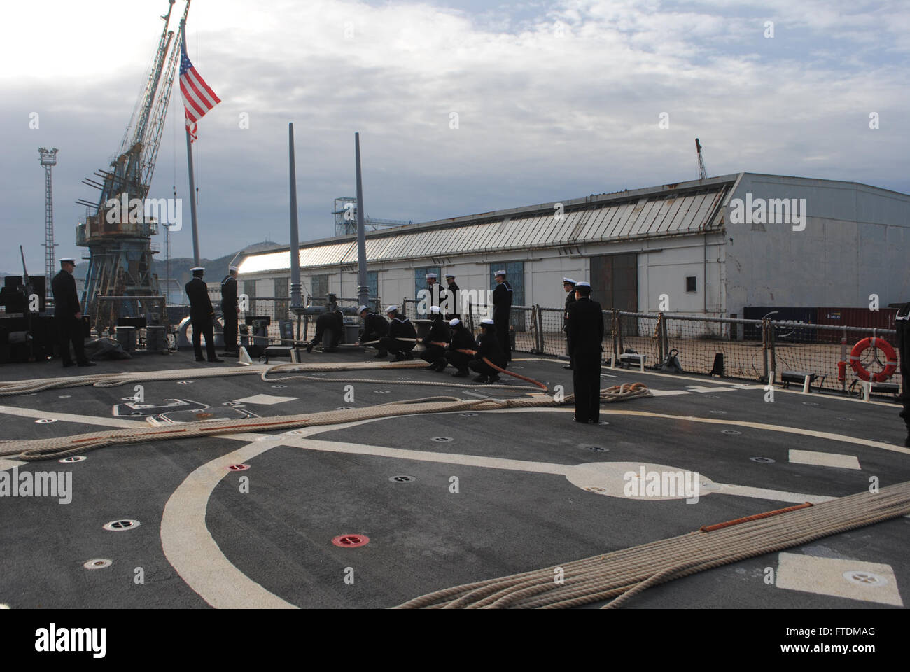 Seeleute an Bord der USS The Sullivans (DDG-68) legen am 12. Februar 2016 eine Anlegestelle an, als das Schiff im Hafen von Bar in Montenegro ankommt. Das Schiff führt Operationen zur Unterstützung der nationalen Sicherheitsinteressen der USA in Europa durch. Stockfoto