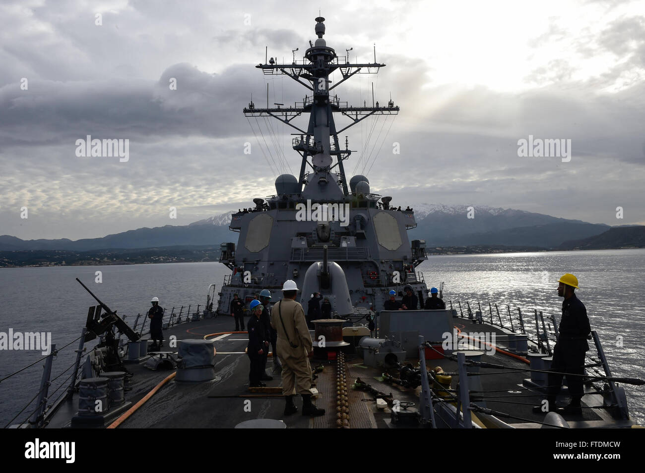 160214-N-FP878-230 Mittelmeer (14. Februar 2016) USS Carney (DDG-64) führt einen Ankerplatz vor der Küste von Kreta, Griechenland, 14. Februar 2016. Carney, ein Zerstörer der Arleigh-Burke-Klasse geführte Flugkörper, vorwärts bereitgestellt, Rota, Spanien, ist die Durchführung einer Routine-Patrouille in den US 6. Flotte Bereich der Maßnahmen zur Erhöhung der Sicherheit der Vereinigten Staaten in Europa interessiert. (Foto: U.S. Navy Mass Communication Specialist 1. Klasse Theron J. Godbold/freigegeben) Stockfoto