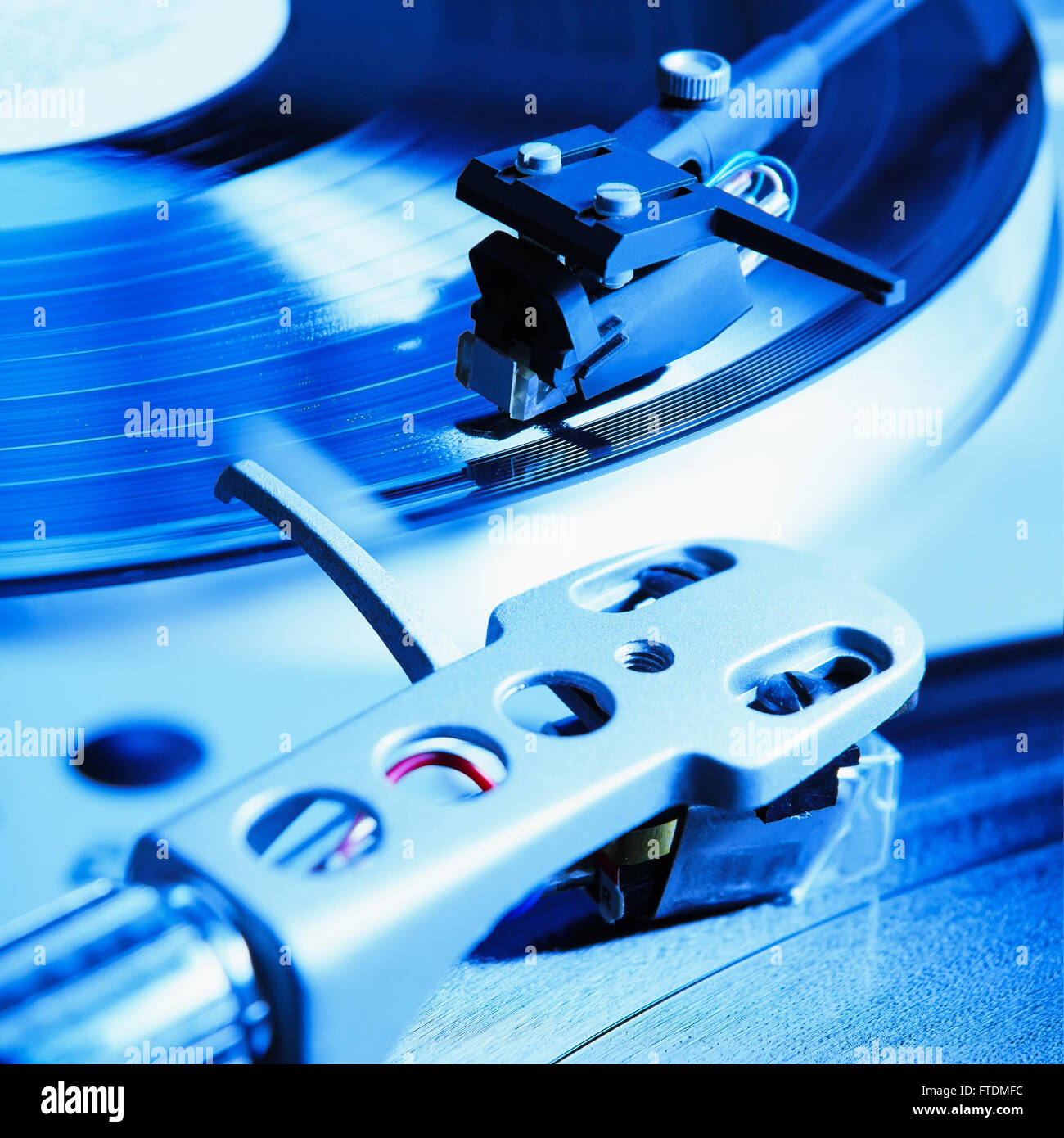 Plattenspieler-Spieler mit musikalischen Vinyl-Schallplatte. Nützlich für DJ, Diskothek und Retro-Thema. Pulsierende blaue Farbeffekt instagram Stockfoto