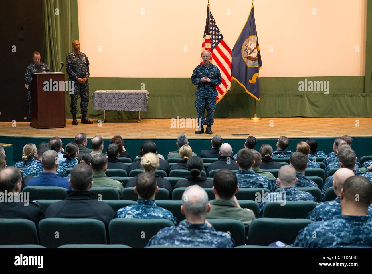 Dieses Bild zeigt Konteradmiral Daryl Caudle bei einer Preisverleihung bei der Marineunterstützungsaktivität Neapel, Italien. Die Veranstaltung spiegelt das Engagement der US Navy wider, Operationen und Partnerschaften in Europa und Afrika zu stärken. Stockfoto