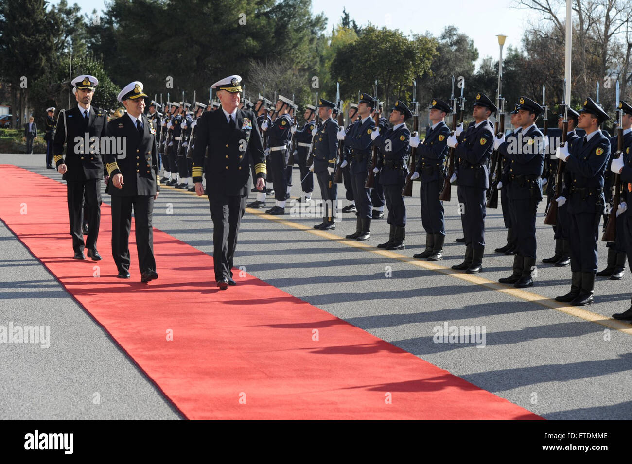 160223-ZZ999-001 Athen, Griechenland (23. Februar 2016) Vice Admiral James Foggo, III, Commander, U.S. 6. Flotte, Zentrum, kommt auf das griechische Ministerium der Nationalverteidigung 23. Februar 2016. Foggo wurde in Athen für die Unterzeichnung eines Abkommens für den Bau und Betrieb eines neuen Tiefsee Entmagnetisierung Anlage die Schiffe aus den USA, Griechenland, der NATO und anderen Ländern unterstützen bei der Aufrechterhaltung der Betriebsbereitschaft. U.S. 6. Flottille, mit Sitz in Neapel, Italien, führt das gesamte Spektrum der gemeinsamen und Marine Operationen oft in Konzert mit Alliierten, gemeinsame und ressortübergreifende Partner in Reihenfolge an Adv Stockfoto