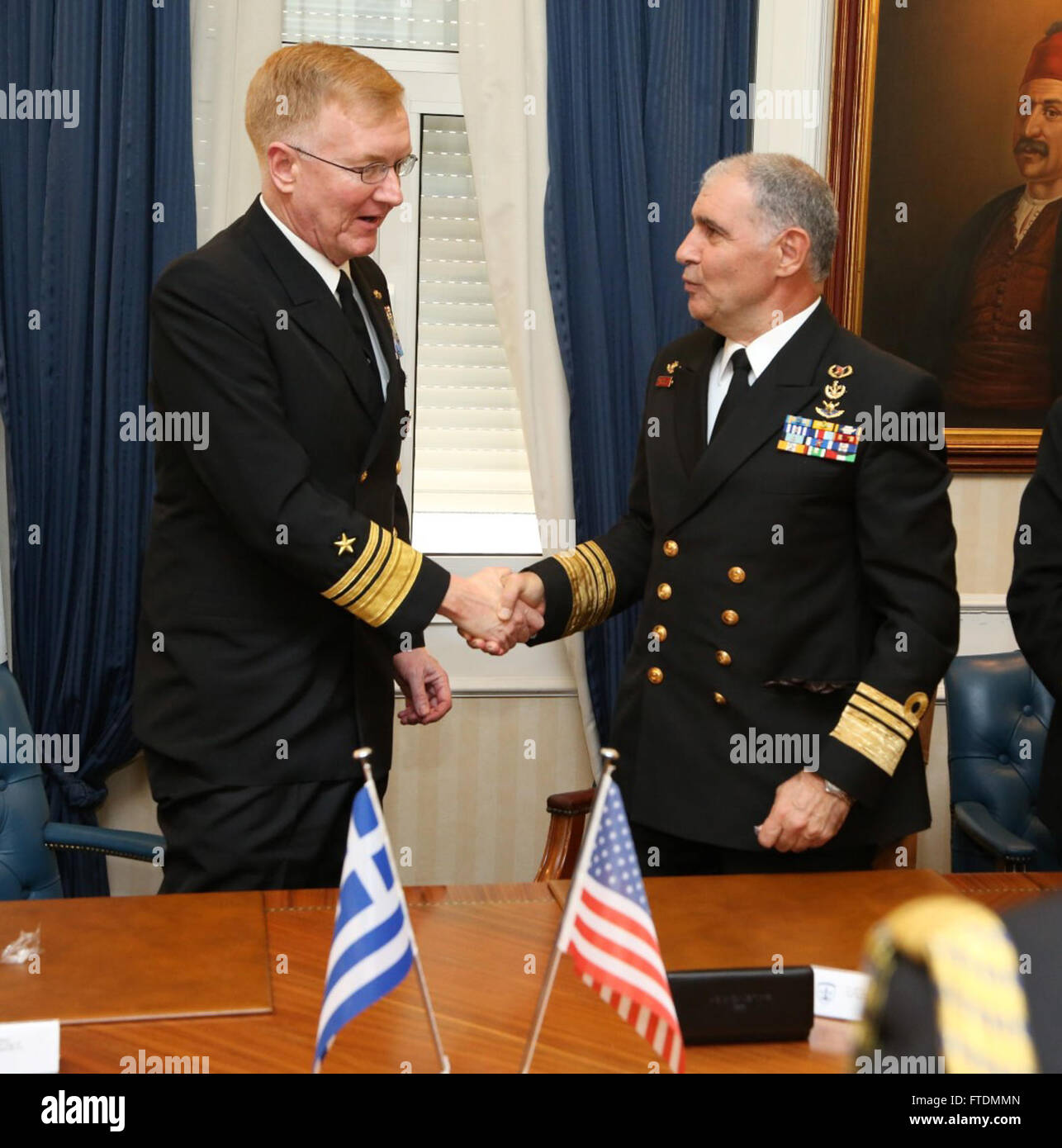 160223-ZZ999-009-Athen, Griechenland (23. Februar 2016) Vice Admiral James Foggo, III, Commander, U.S. 6. Flottille, links, und Vice Admiral Georgios Giakoumakis, Chief hellenischen Marine Generalstab, schütteln sich die Hände während eines Treffens am griechischen Ministerium der Nationalverteidigung 23. Februar 2016. Foggo wurde in Athen für die Unterzeichnung eines Abkommens für den Bau und Betrieb eines neuen Tiefsee Entmagnetisierung Anlage die Schiffe aus den USA, Griechenland, der NATO und anderen Ländern unterstützen bei der Aufrechterhaltung der Betriebsbereitschaft. U.S. 6. Flottille, mit Sitz in Neapel, Italien, führt das gesamte Spektrum der gemeinsamen und Marine Oper Stockfoto