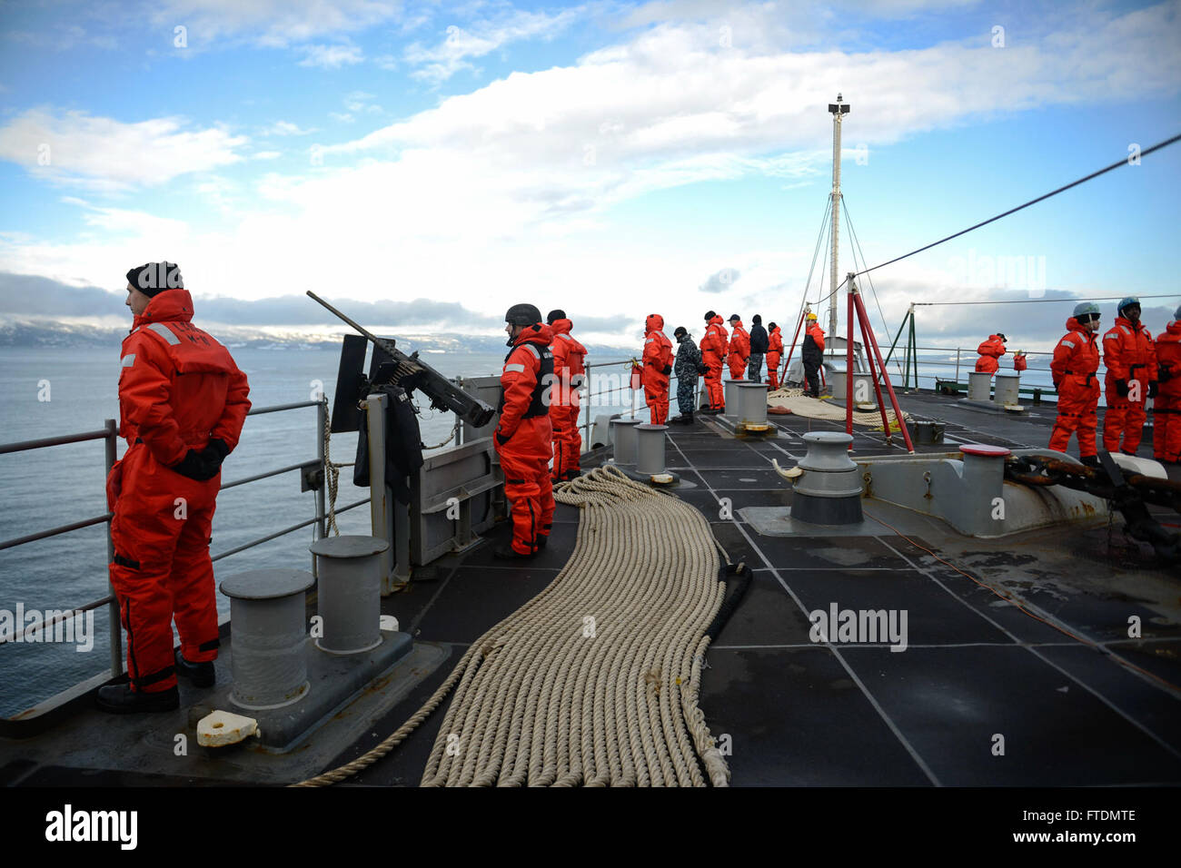 160228-N-QJ850-1350 Nordsee (28. Februar 2016) Segler an Bord der Whidbey-Island-Klasse Andocken Landungsschiff USS Fort McHenry (LSD 43) Mann zieht die Schienen als das Schiff in Trondheim, Norwegen. Fort McHenry befindet sich auf der Durchreise zur Teilnahme an Übung kalte Antwort 2016, wo die USA mit mehr als 12 NATO-Staaten tätig werden. (Foto: U.S. Navy Mass Communication Specialist 3. Klasse Andrew Murray/freigegeben) Stockfoto