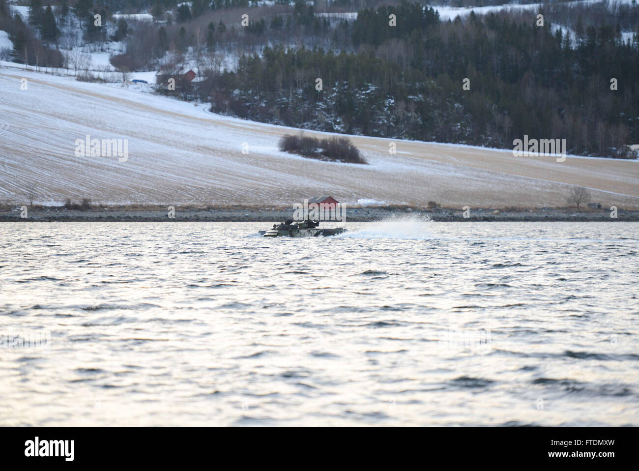 160301-N-ZZ999-101 NORTH SEA (1. März 2016) A amphibische Fahrzeuge (AAV) Umfragen am Strand nach der Abfahrt gut Deck der Whidbey Island-Klasse Andocken Landungsschiff USS Fort McHenry (LSD 43) bei den Proben für die erste amphibische Übung kalte Antwort 2016 (CDR-16). CDR 16 umfasst See-, Land- und Lufttransport Betriebstraining und konzentriert sich auf Marine- und amphibische Operationen Übergang zu Boden Manöver. Die Lage in Mittelnorwegen bietet eine extreme Kälte-Umgebung für den 12 teilnehmenden Ländern gemeinsam Taktiken, Techniken und Verfahren entwickeln Stockfoto