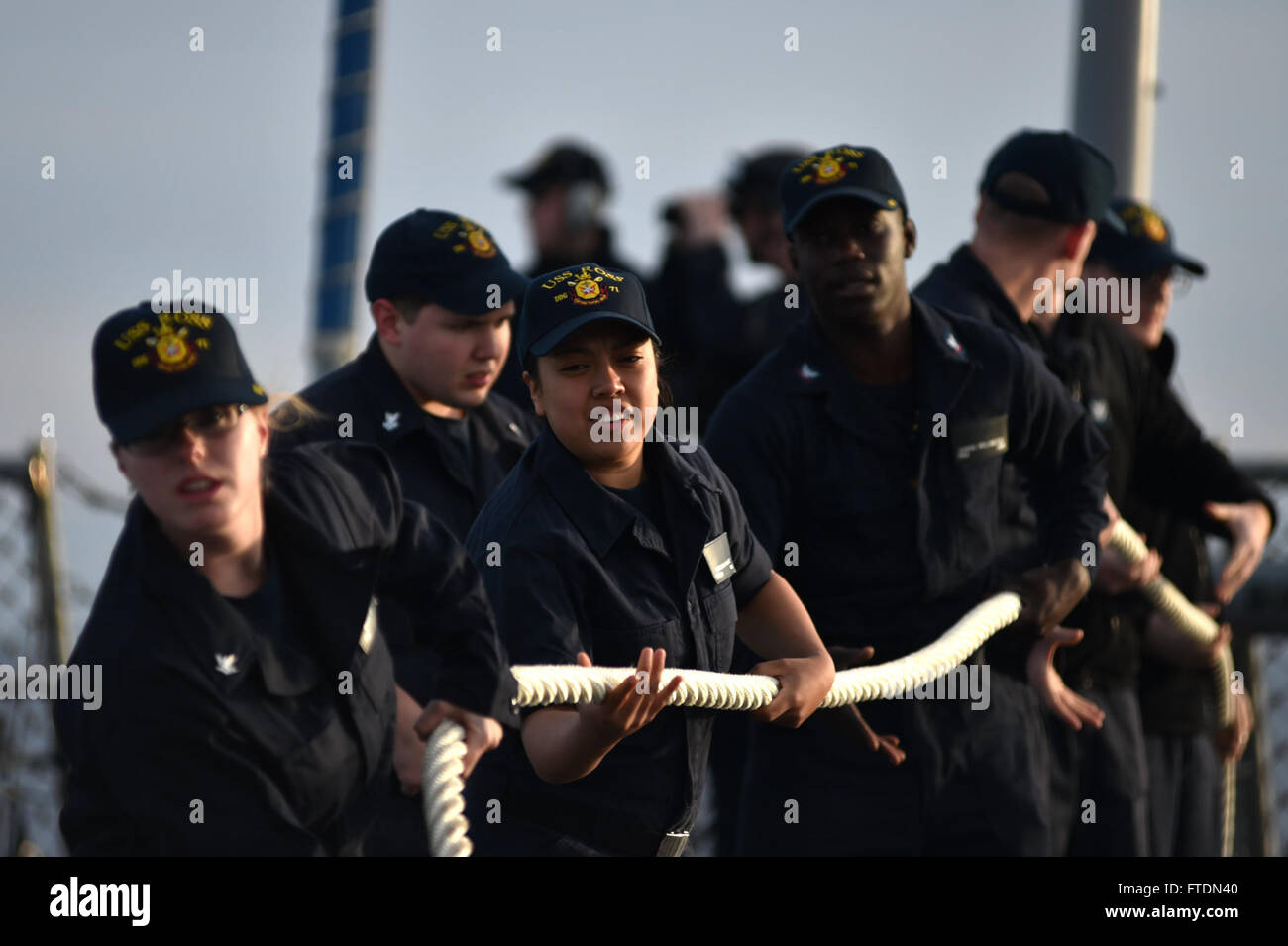 160306-N-XT273-061 SOUDA-Bucht, Griechenland (6. März 2016) Matrosen an Bord USS Ross (DDG 71) führen durch Meer und Anker Detail vor dem ziehen in der Bucht von Souda, Griechenland 6. März 2016. Ross, ein Zerstörer der Arleigh-Burke-Klasse geführte Flugkörper, vorwärts bereitgestellt, Rota, Spanien, ist die Durchführung einer Routine-Patrouille in den USA 6. Flotte Bereich der Maßnahmen zur Erhöhung der Sicherheit der Vereinigten Staaten in Europa interessiert. (Foto: U.S. Navy Mass Communication Specialist 2. Klasse Justin Stumberg/freigegeben) Stockfoto