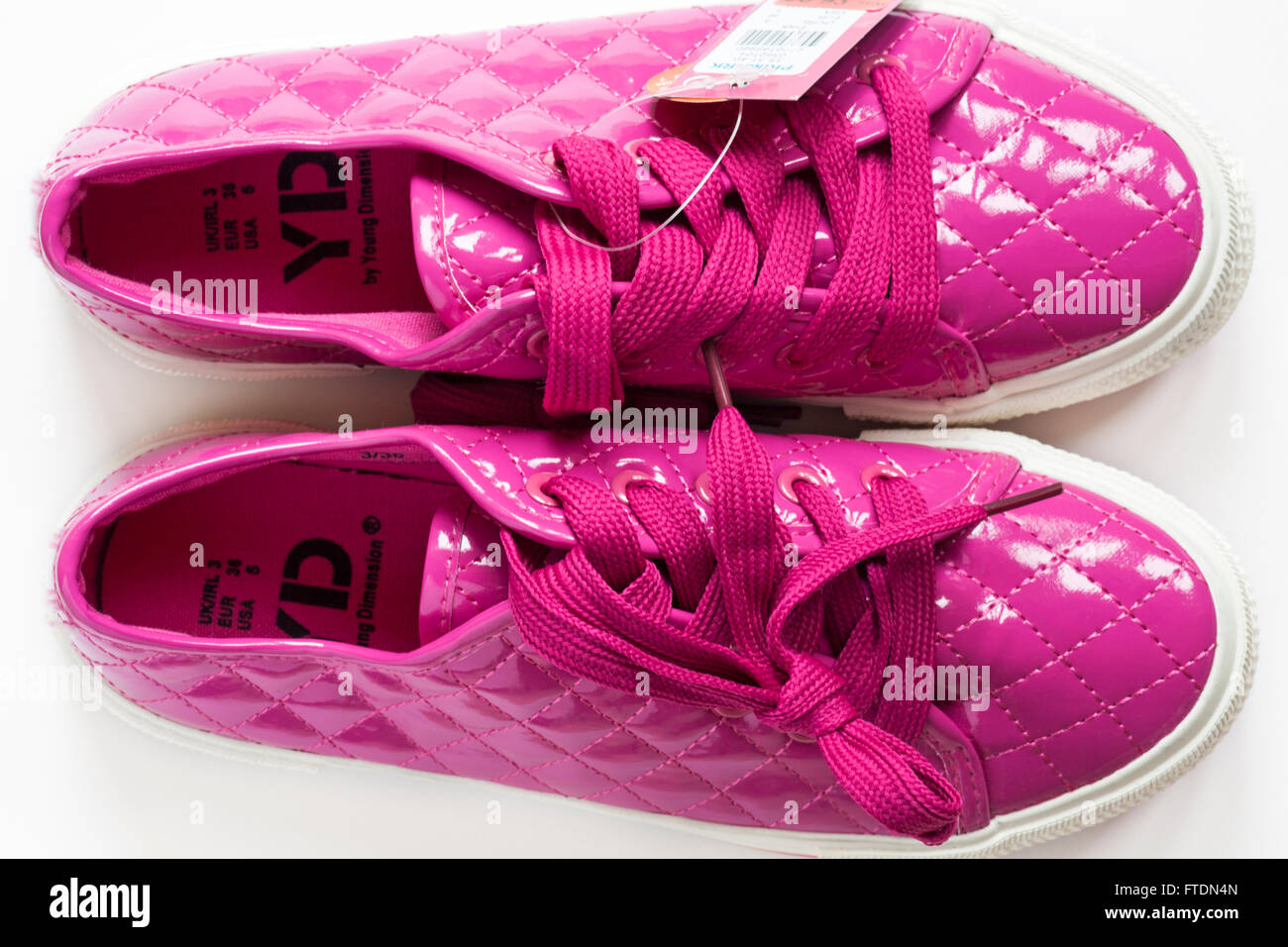 Young Dimension glänzend rosa Schuhe mit Schnürsenkeln setzen auf weißem Hintergrund Stockfoto