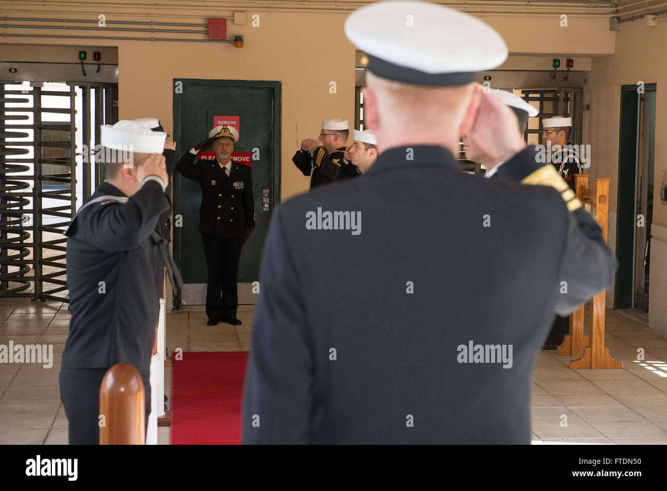 160307-N-OX801-064 NAVAL SUPPORT Aktivität Neapel, Italien (7. März 2016) Commander, U.S. 6. Flottille, Vice Admiral James Foggo III, begrüßt rechts, Oberbefehlshaber, italienische Marine, Vice Admiral Filippo Foffi, in USA 6. Flotte Hauptquartier, 7. März 2016. U.S. 6. Flottille, mit Sitz in Neapel, Italien, führt das gesamte Spektrum der gemeinsamen und Marine Operationen oft in Konzert mit Alliierten, gemeinsame und ressortübergreifende Partner, um nationale Interessen der USA und Sicherheit und Stabilität in Europa und Afrika zu fördern. (Foto: U.S. Navy Mass Communication Specialist 2. Klasse Daniel P. Schumacher/freigegeben) Stockfoto