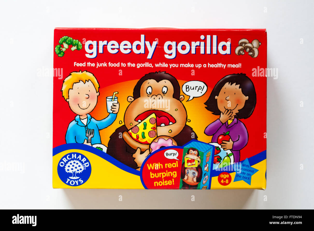 Gierig Gorilla Spiel auf weißem Hintergrund-feed Junk Food mit dem Gorilla, während Sie eine gesunde Mahlzeit machen Stockfoto