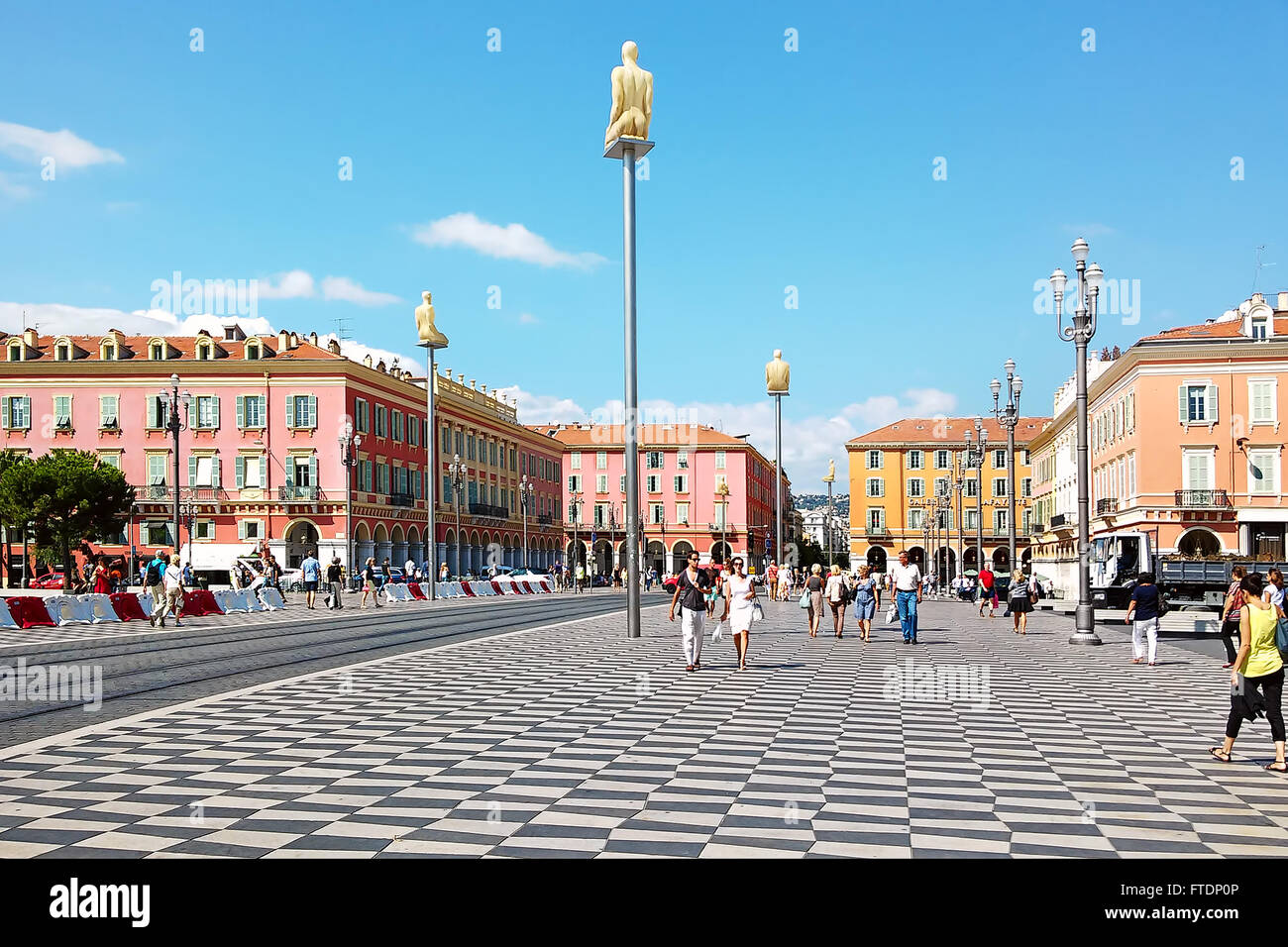 Menschen zu Fuß auf der Place Massena in Nizza, Frankreich. Stockfoto
