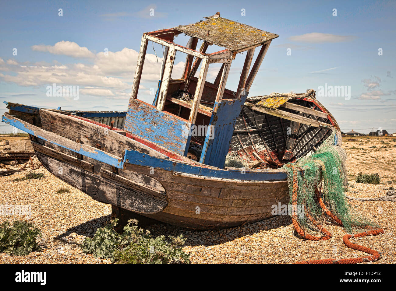 Eine verwesende Fischerboot gestrandet auf dem Kies in Dungeness in Kent Stockfoto