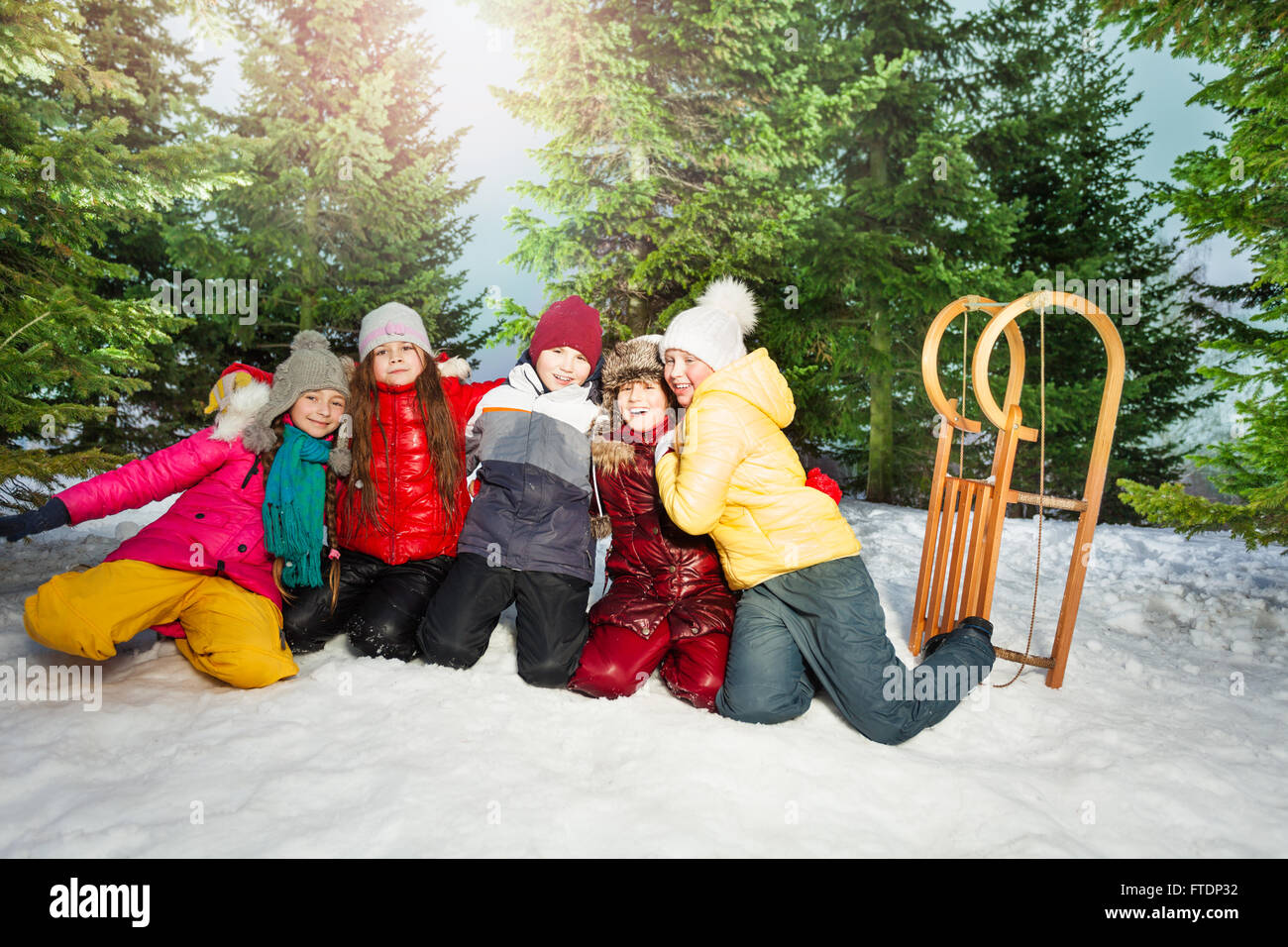 Freunde im Winter tragen, die glückliche Zeit außerhalb Stockfoto
