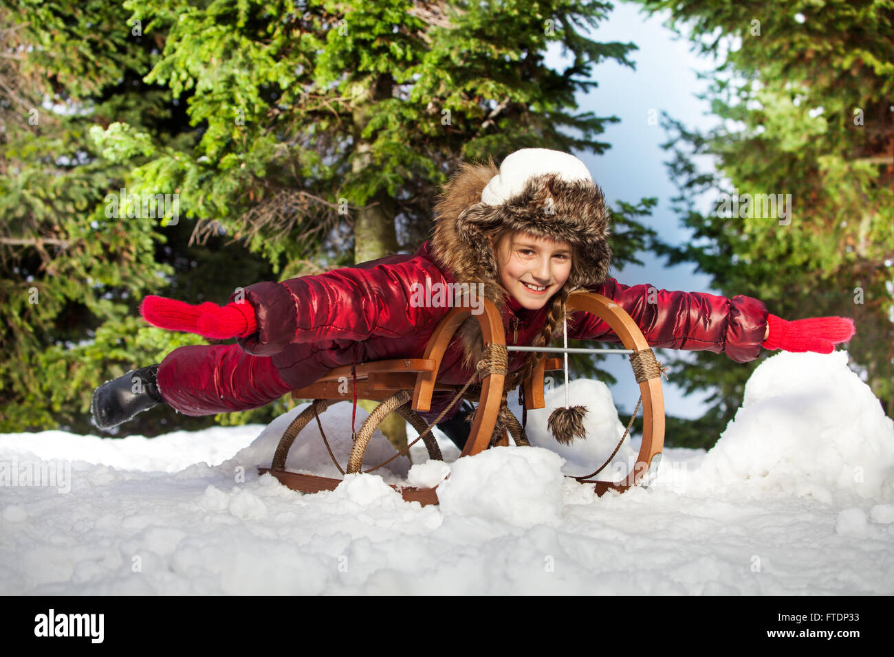 Niedliche schöne Mädchen, die Spaß am Schnee Schlitten Stockfoto