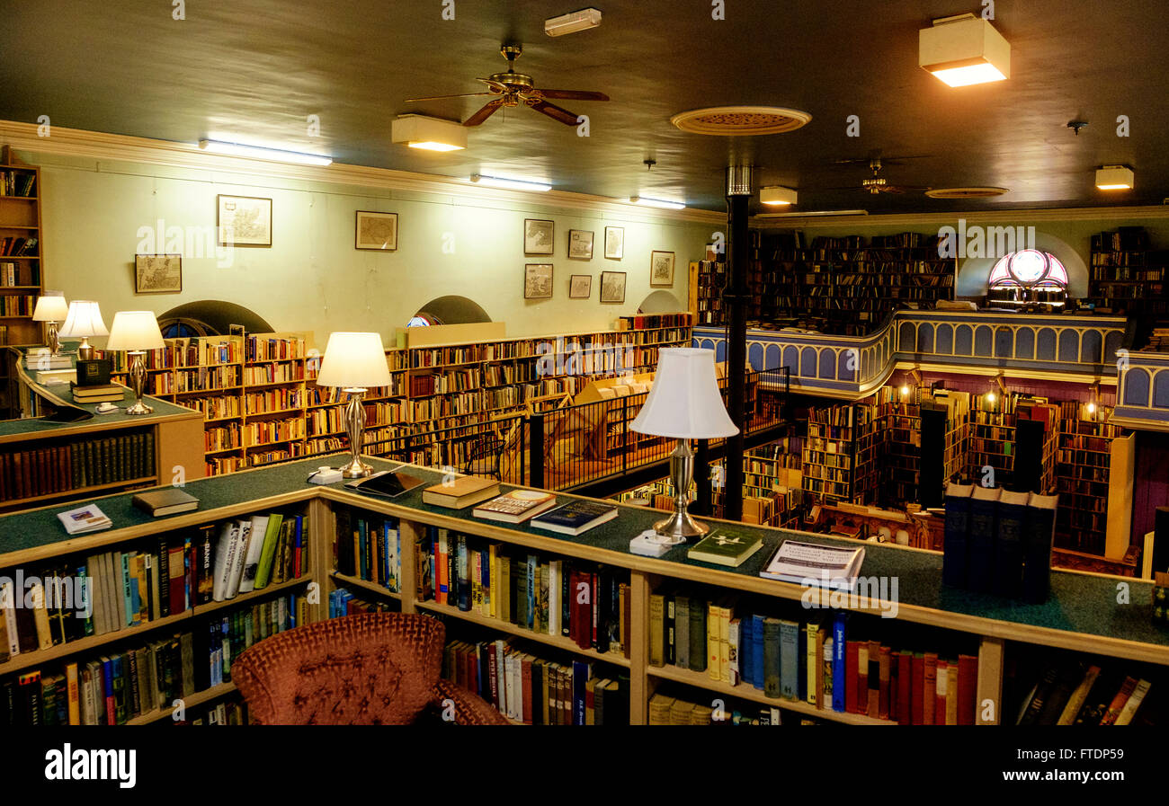 Das Innere der Leakey Buchhandlung in Chuch Street, Inverness, Schottland.  Die Buchhandlung befindet sich in der altes St. Mary gälische Chur Stockfoto