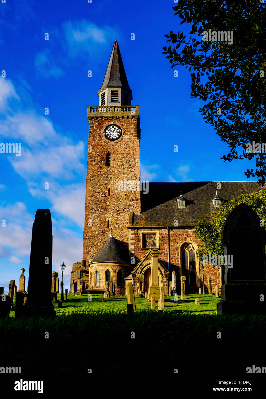 Die Old High Church von Inverness - steht die Kirche St. Mary von Inverness am Südufer des Flusses Ness in Inverness, S Stockfoto