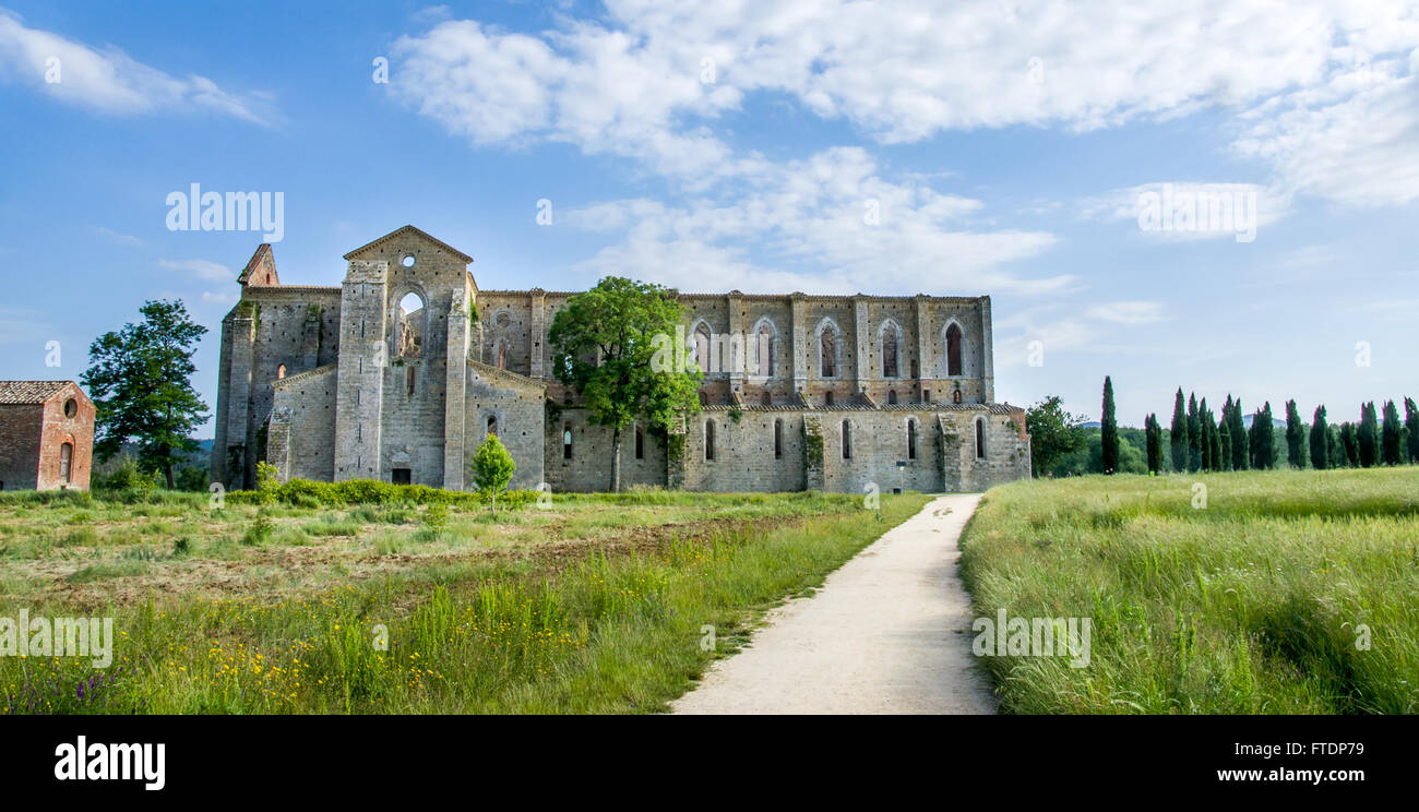 San Galgano Feldweg Medows grüne Ruinen Toskana Stockfoto