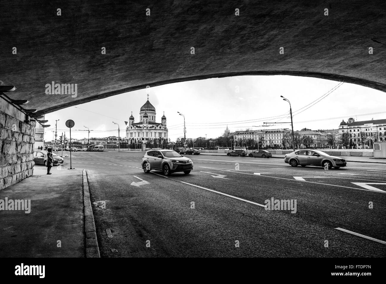 Blick auf die Kathedrale von Christus dem Erlöser unter die große steinerne Brücke in Moskau Stockfoto